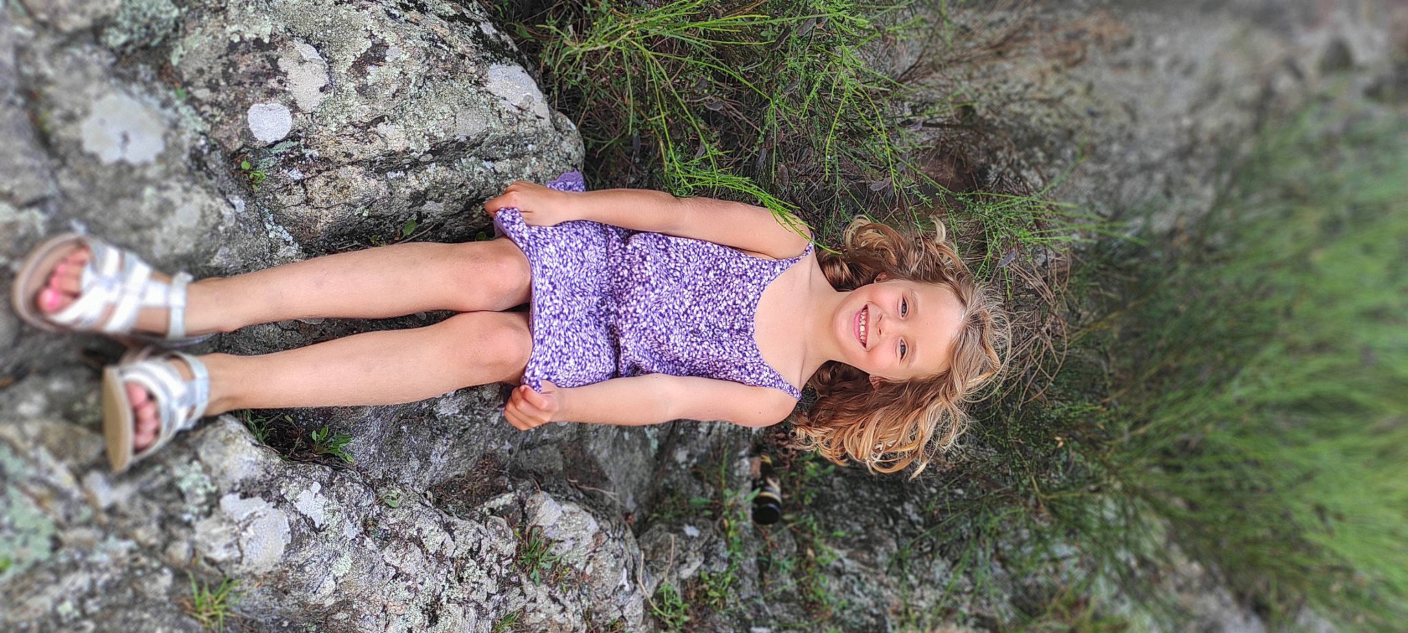 Juliette a rejoint le concours — aidez-le/la à gagner de superbes lots ! arm, bedrock, dress, electric_blue, fawn, flash_photography, grass, hair, hand, human_body, human_leg, joint, joy, landscape, leg, leisure, people_in_nature, person, plant, thigh