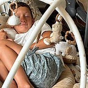 Thomas a rejoint le concours — aidez-le/la à gagner de superbes lots ! child, boy, smile, toys, plush, baby_gym, relaxing, indoor, cushion, blanket, comfort, playtime, home, casual_clothing, legs, feet, fabric, soft_toys, resting, happy