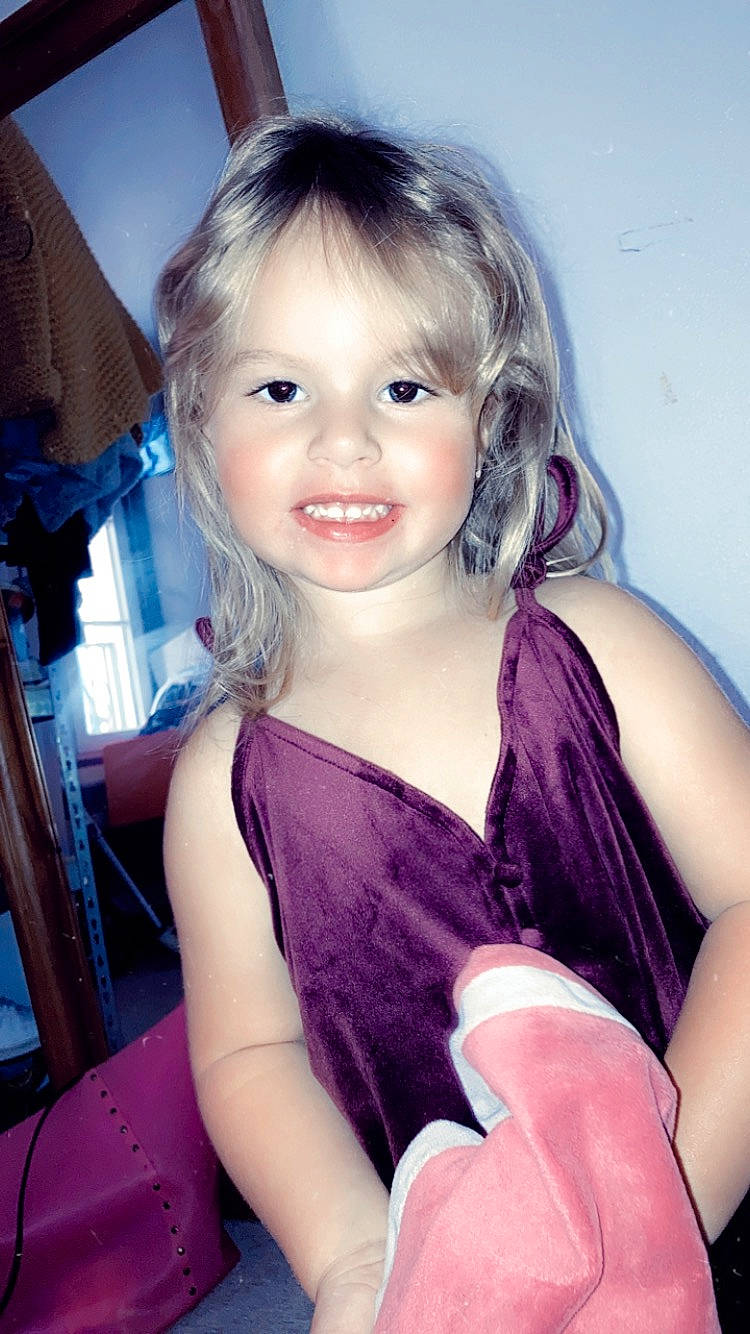 Juliette participe au concours pour gagner de l'argent avec cette photo : bangs, black_hair, chair, cool, dress, electric_blue, eyelash, flash_photography, fun, hair, happy, iris, joy, lip, long_hair, magenta, person, pink, purple, shoulder