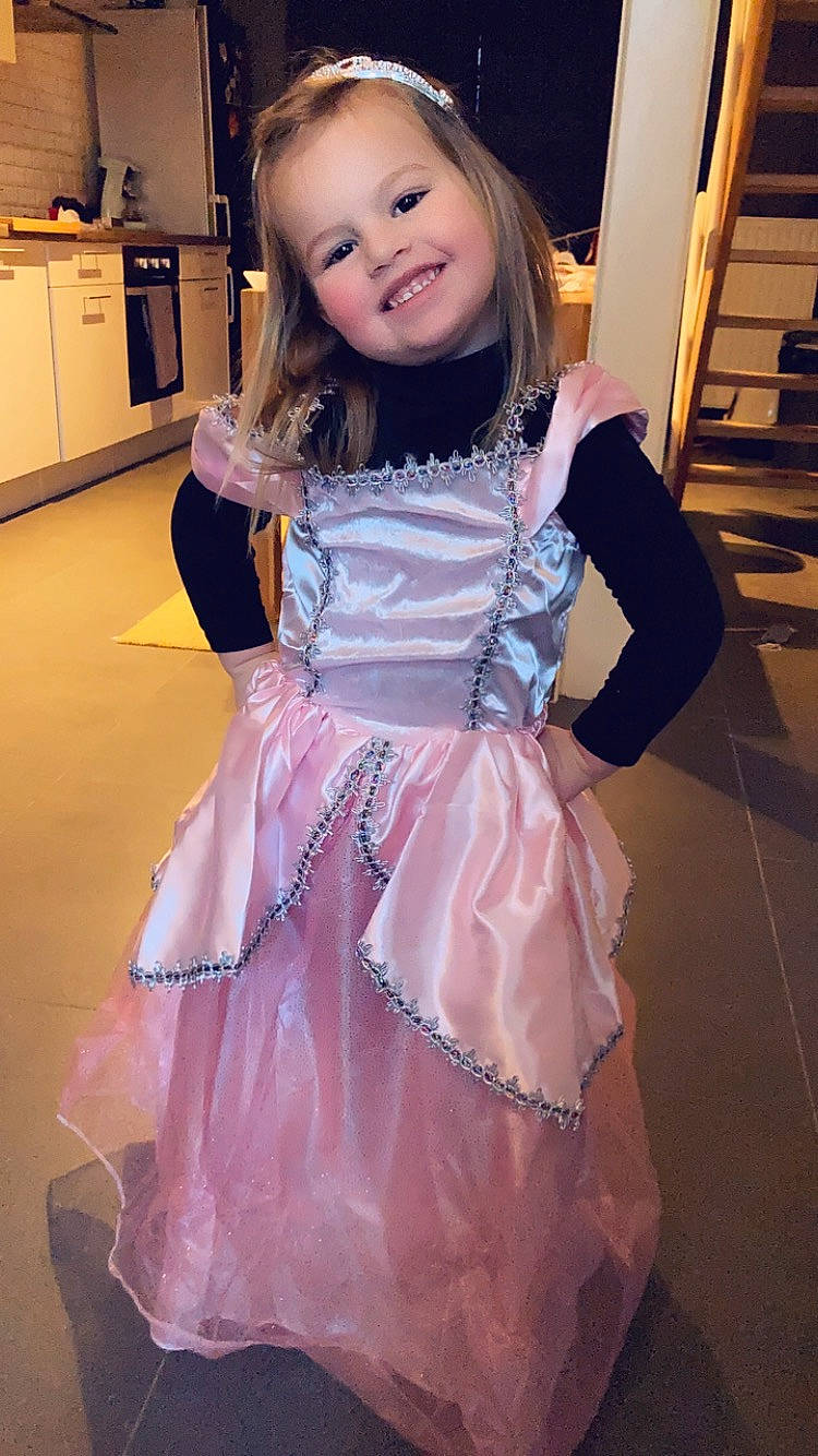 Juliette a rejoint le concours — aidez-le/la à gagner de superbes lots ! cabinetry, day_dress, dress, embellishment, eye, face, facial_expression, flooring, fun, hair, hairstyle, happy, head, joy, kitchen_appliance, person, pink, purple, skin, sleeve