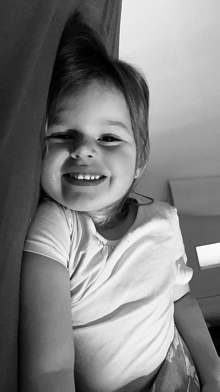 Juliette a rejoint le concours — aidez-le/la à gagner de superbes lots ! cheek, chin, eye, eyebrow, face, flash_photography, gesture, hair, happy, human_body, iris, jaw, joy, lip, mouth, nose, person, skin, sleeve, smile