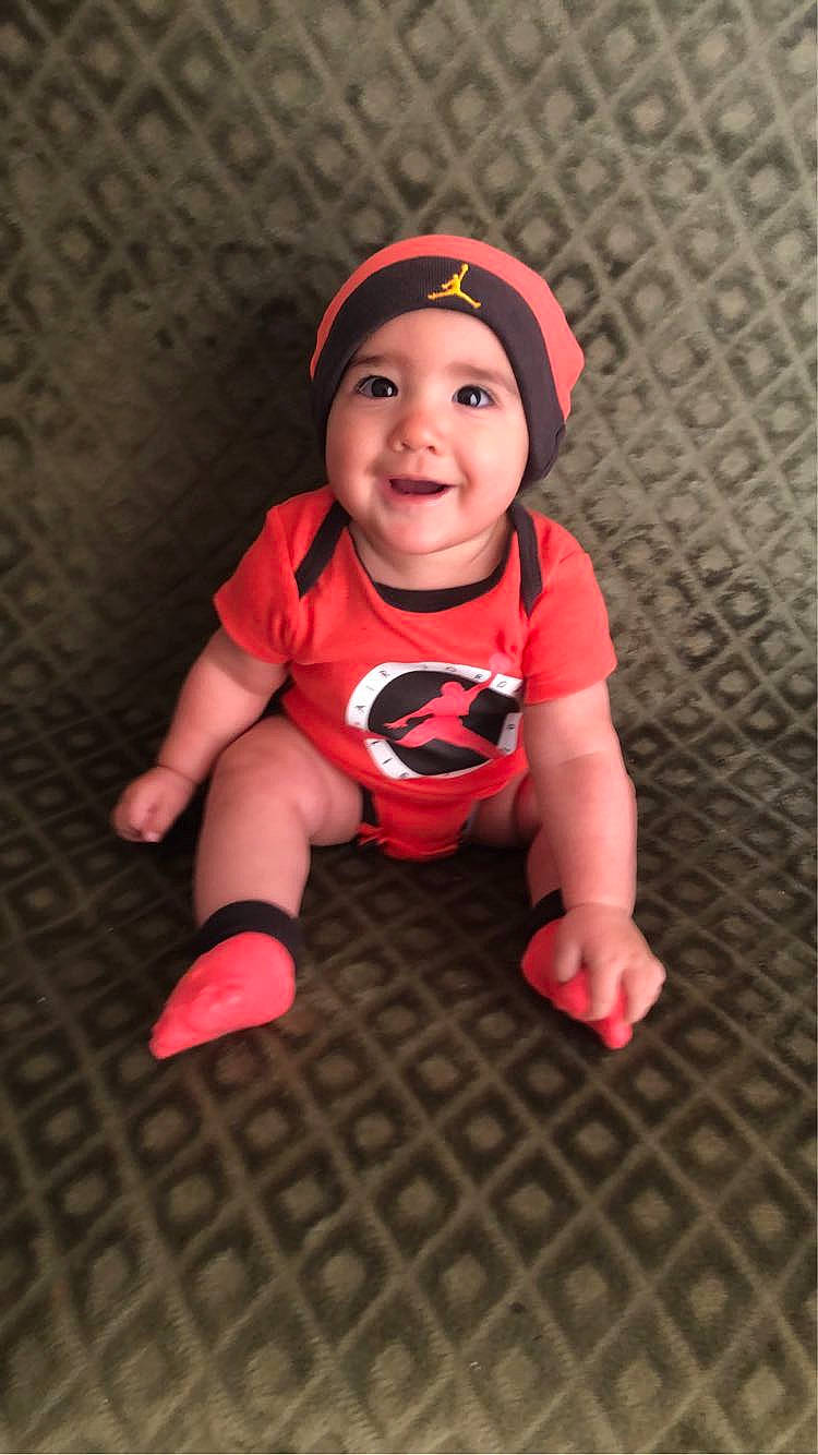 Nahël a rejoint le concours — aidez-le/la à gagner de superbes lots ! baby, baby_toddler_clothing, cap, cheek, eye, face, flash_photography, floor, flooring, happy, head, headgear, headwear, joy, magenta, person, pink, skin, sleeve, smile