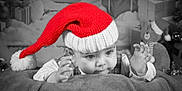 Isaac a rejoint le concours — aidez-le/la à gagner de superbes lots ! baby, black_and_white, blanket, child, christmas, cute, decorations, festive, holiday, holiday_season, indoors, knit_hat, portrait, presents, red, santa_hat, smiling, soft_texture, teddy_bear, young_child