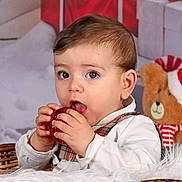 Isaac participe au concours pour gagner de l'argent avec cette photo : baby, background, basket, child, christmas, cute, eyes, fur, hands, holiday, infant, ornament, plaid_clothing, portrait, present, santa_hat, studio, teddy_bear, toy, white_blanket