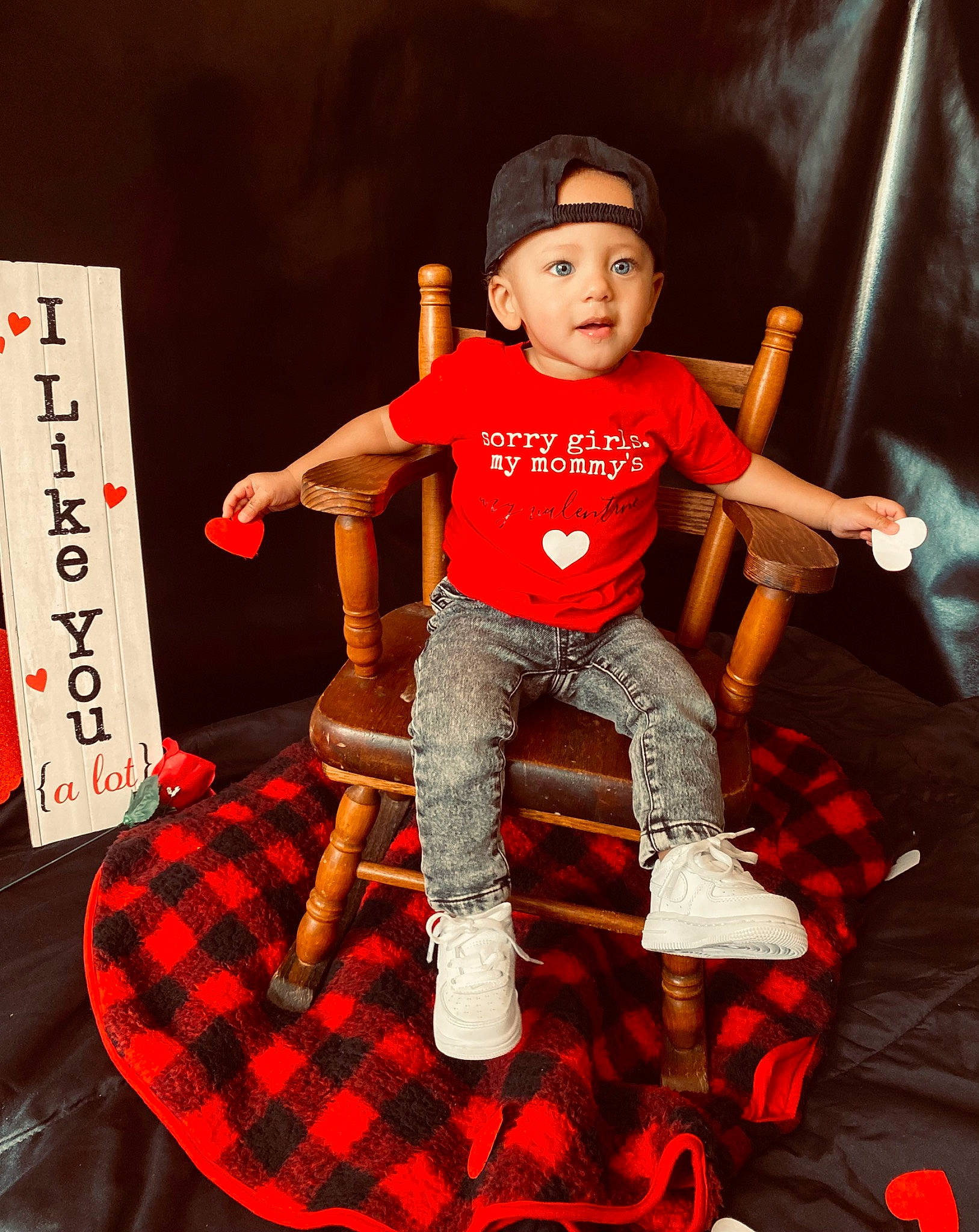 Kylen is registered to the contest to win money with this photo: baseball_cap, cap, carmine, chair, child, entertainment, event, fictional_character, flash_photography, fun, gesture, hat, headwear, jersey, pattern, person, plaid, sleeve, t_shirt, tartan