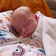 Sharly a rejoint le concours — aidez-le/la à gagner de superbes lots ! baby, sleeping, blanket, pillow, indoor, cozy, infant, cute, peaceful, soft, child, face, rest, comfort, warm, toddler, head, couch, home, nap