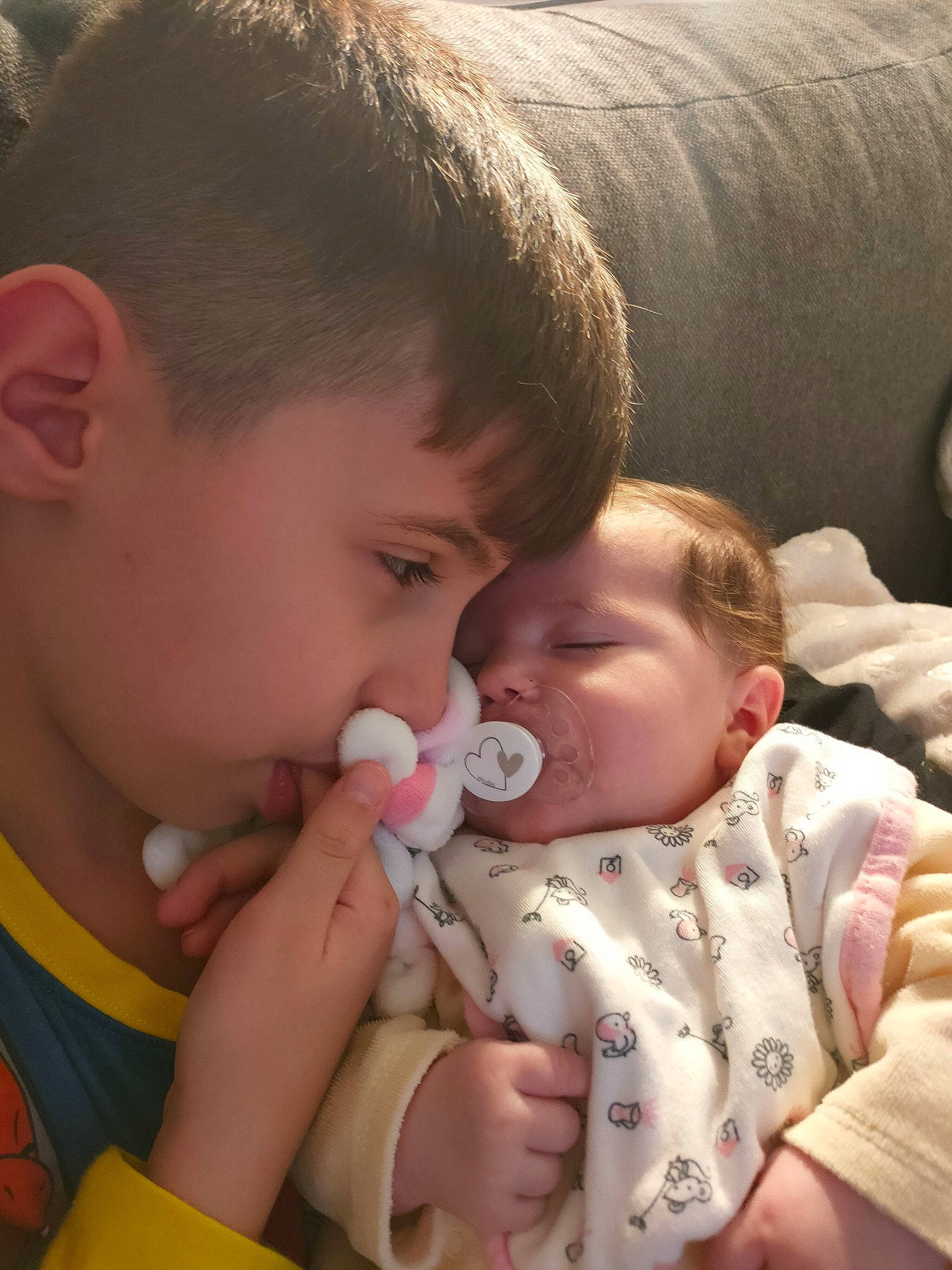 Melina participe au concours pour gagner de l'argent avec cette photo : baby, baby_toddler_clothing, cheek, comfort, ear, eye, eyebrow, eyelash, face, finger, gesture, hand, happy, head, iris, lip, mouth, nose, organ, person