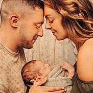 Matia a rejoint le concours — aidez-le/la à gagner de superbes lots ! baby, newborn, infant, parents, mother, father, family, love, cuddle, swaddle, blanket, hands, portrait, closeup, profile, skin, hair, jewelry, indoor, warm_tone