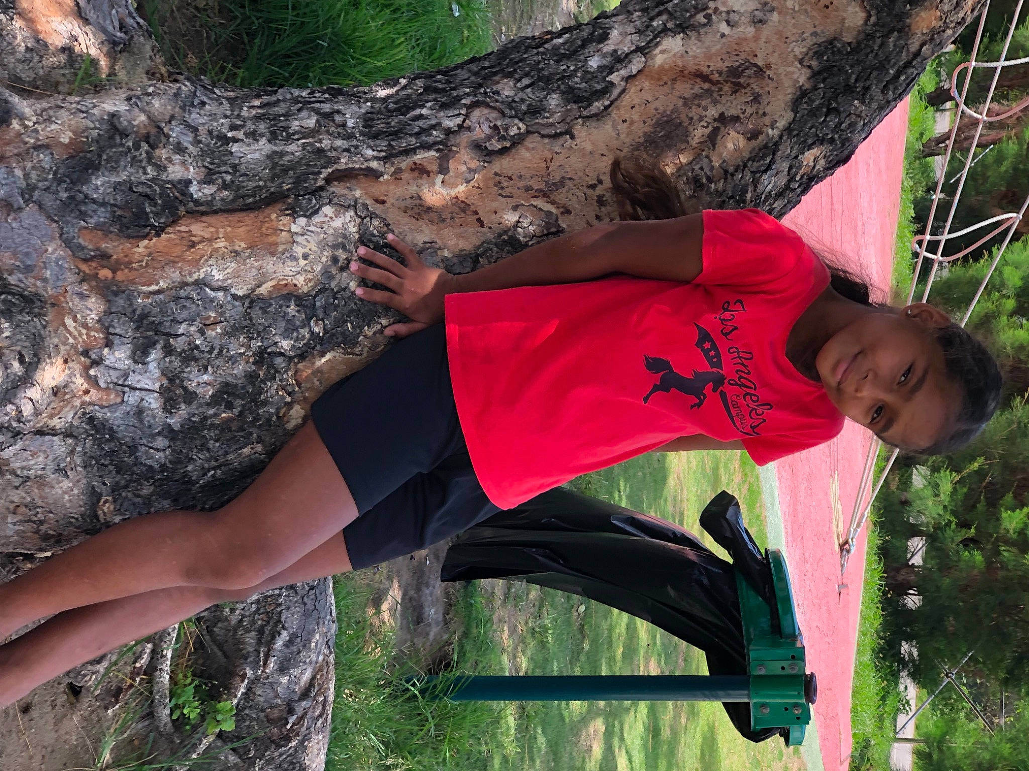 Neela a rejoint le concours — aidez-le/la à gagner de superbes lots ! active_pants, balance, fun, grass, happy, human_leg, joint, joy, knee, leg, leisure, people_in_nature, person, physical_fitness, plant, sportswear, thigh, tree, trunk, waist