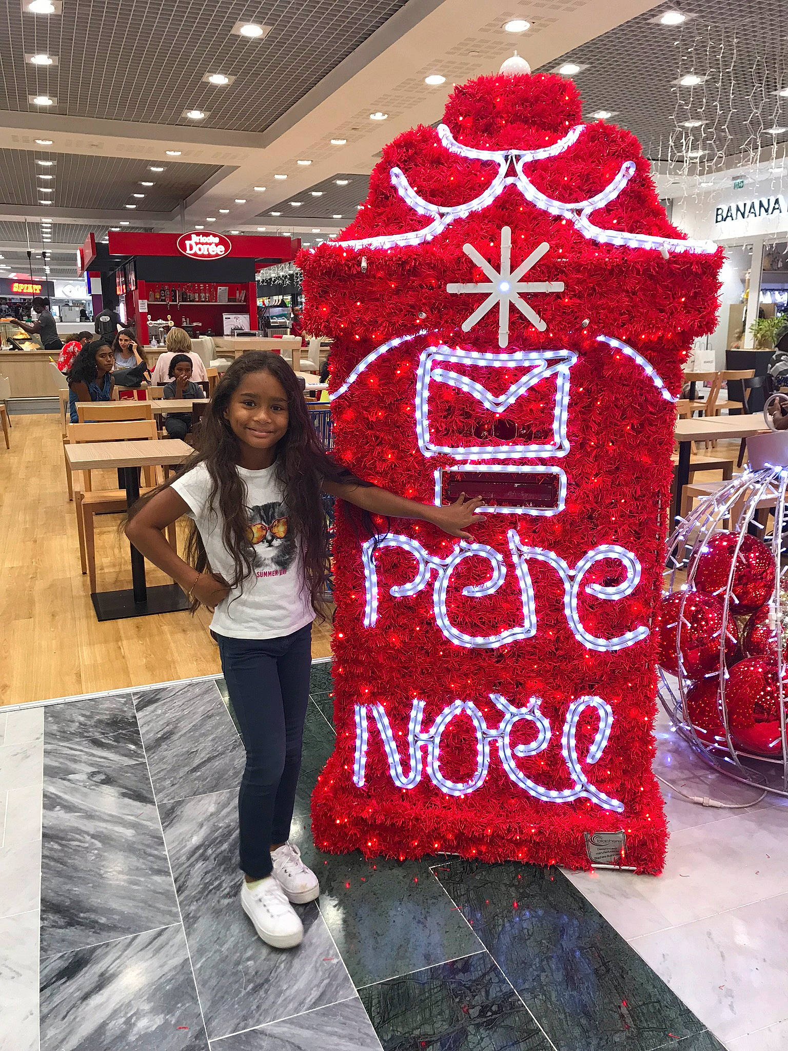 Neela participe au concours pour gagner de l'argent avec cette photo : christmas, christmas_decoration, christmas_ornament, city, event, fashion, flooring, fun, holiday, human_settlement, joy, pattern, person, photograph, public_space, red, retail, shopping, snapshot, standing