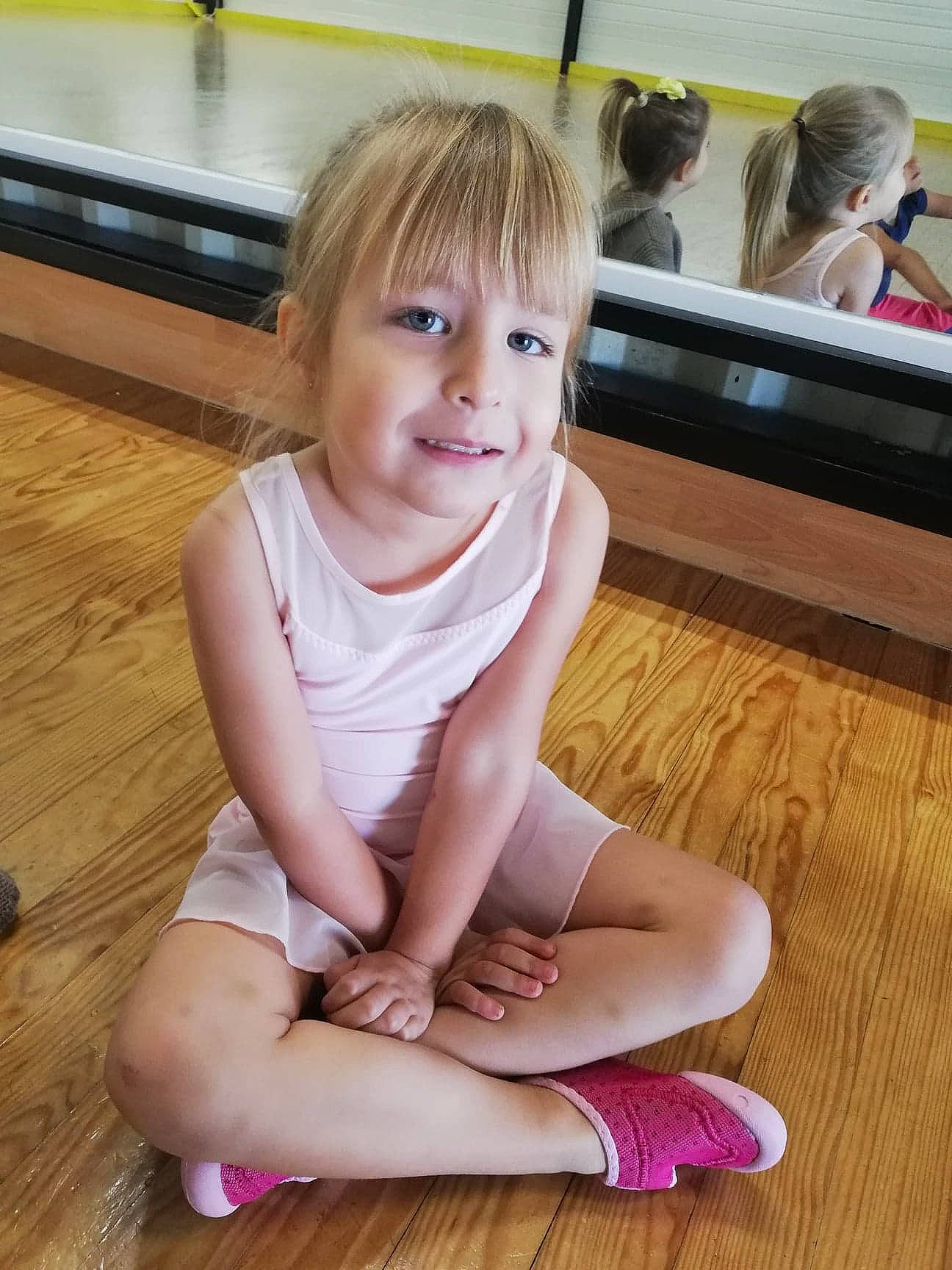 Célène a rejoint le concours — aidez-le/la à gagner de superbes lots ! baby_toddler_clothing, cheek, finger, floor, flooring, hair, hairstyle, happy, head, joint, joy, knee, leg, leisure, person, shoe, skin, sleeve, sportswear, thigh