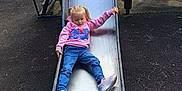 Laura a rejoint le concours — aidez-le/la à gagner de superbes lots ! child, slide, playground, metal_slide, pink_hoodie, peppa_pig, blue_jeans, sneakers, pigtails, outdoor, park, rubber_surface, grass, trees, daytime, casual_clothing, young_girl, play, fun, recreation