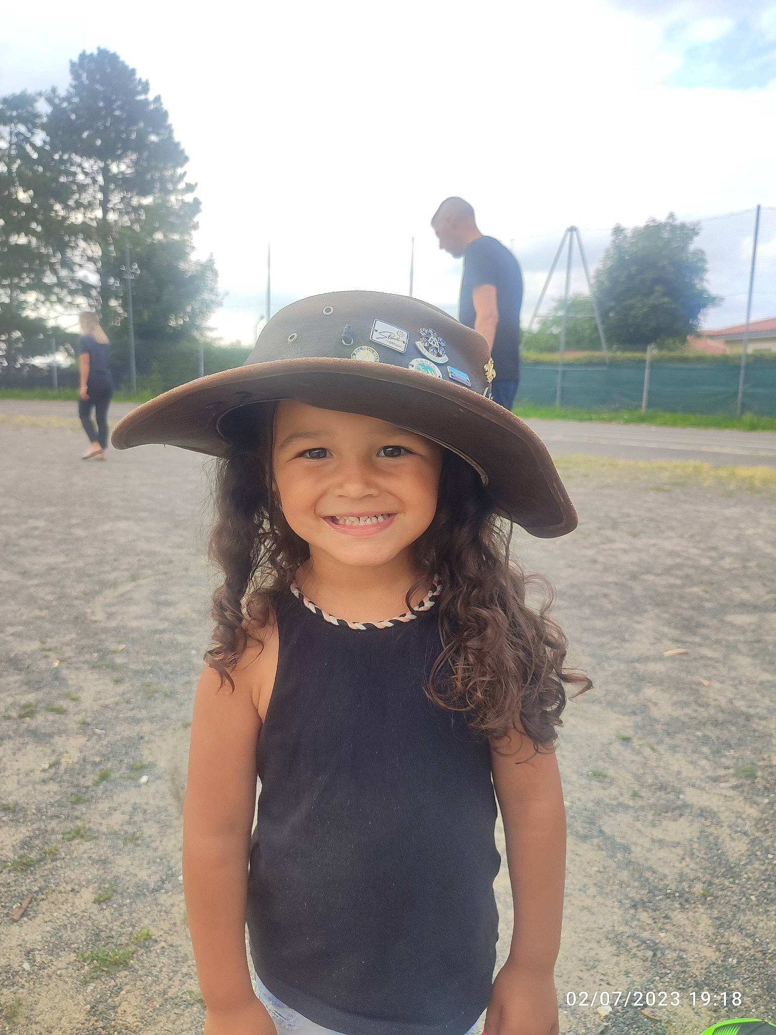 Djenah a rejoint le concours — aidez-le/la à gagner de superbes lots ! baseball_cap, cap, cool, flash_photography, fun, grass, happy, hat, headgear, headwear, joy, landscape, leisure, people_in_nature, person, personal_protective_equipment, plant, recreation, sky, smile