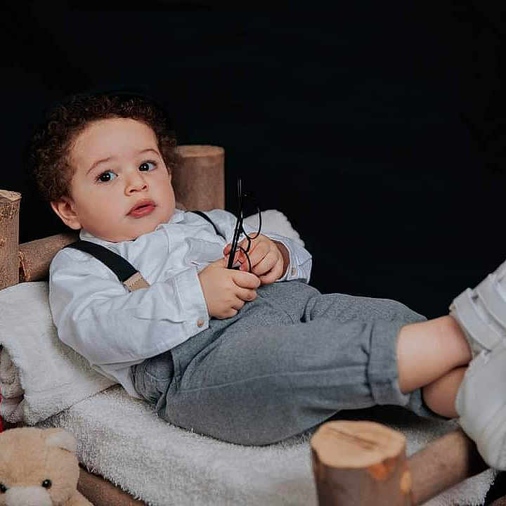 Yazn a rejoint le concours — aidez-le/la à gagner de superbes lots ! baby, blanket, clothing, curlyhair, face, festival, hair, halloween, happy, head, pants, person, photography, portrait, sitting, sleeve, smile