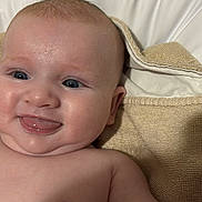 Sacha participe au concours pour gagner de l'argent avec cette photo : arm, baby, baby_skin, blue_eyes, cheerful, child, closeup, cute, expression, face, head, indoors, infant, lying_down, naked_torso, skin, smile, soft_texture, tongue, towel