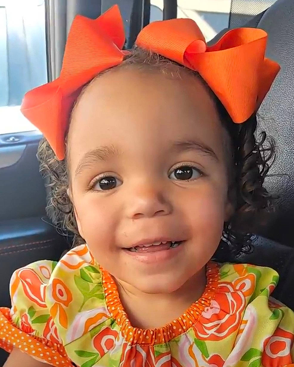 Saraiah is registered to the contest to win money with this photo: cheek, chin, eye, eyebrow, eyelash, face, facial_expression, forehead, hair, happy, head, human_body, iris, joy, lip, mouth, nose, person, skin, smile