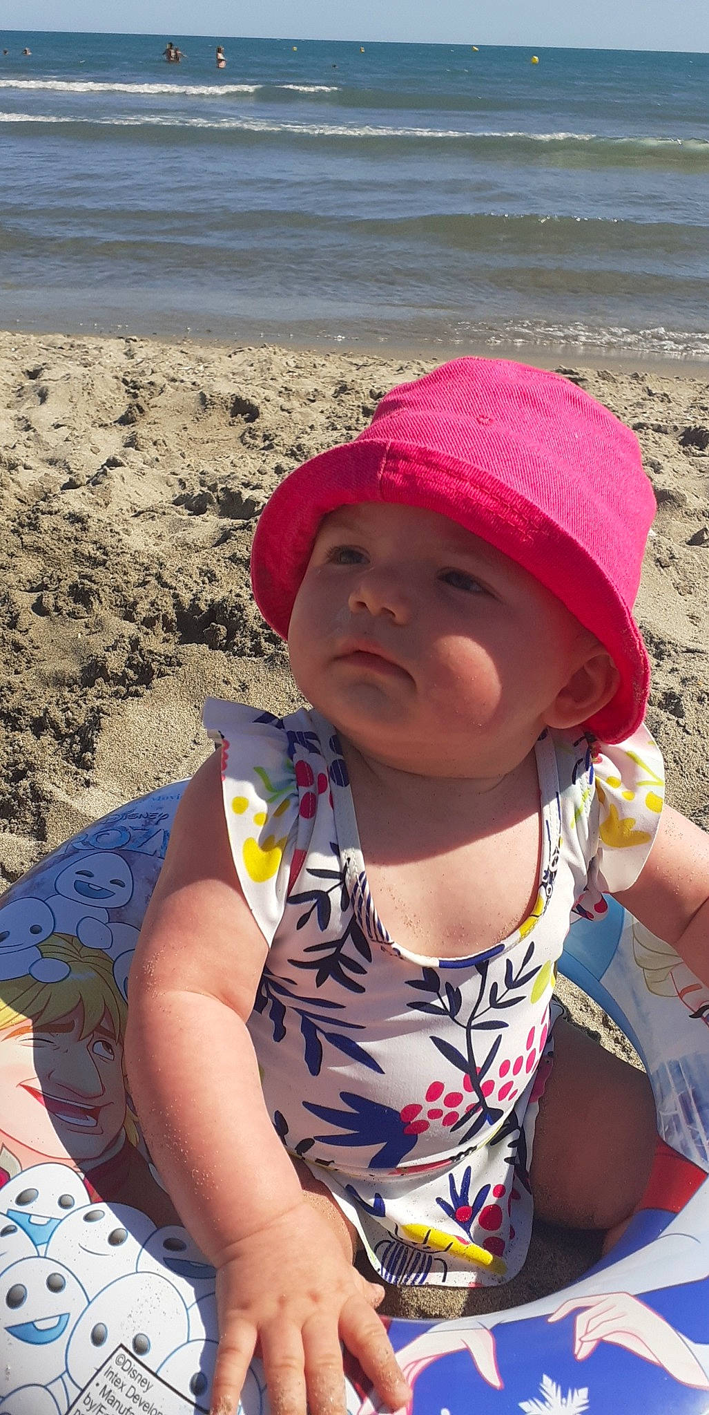 Camélia participe au concours pour gagner de l'argent avec cette photo : beach, blue, body_of_water, cap, child, face, fun, happy, hat, headgear, headwear, leisure, light, lip, people, people_in_nature, people_on_beach, person, photograph, sun_hat