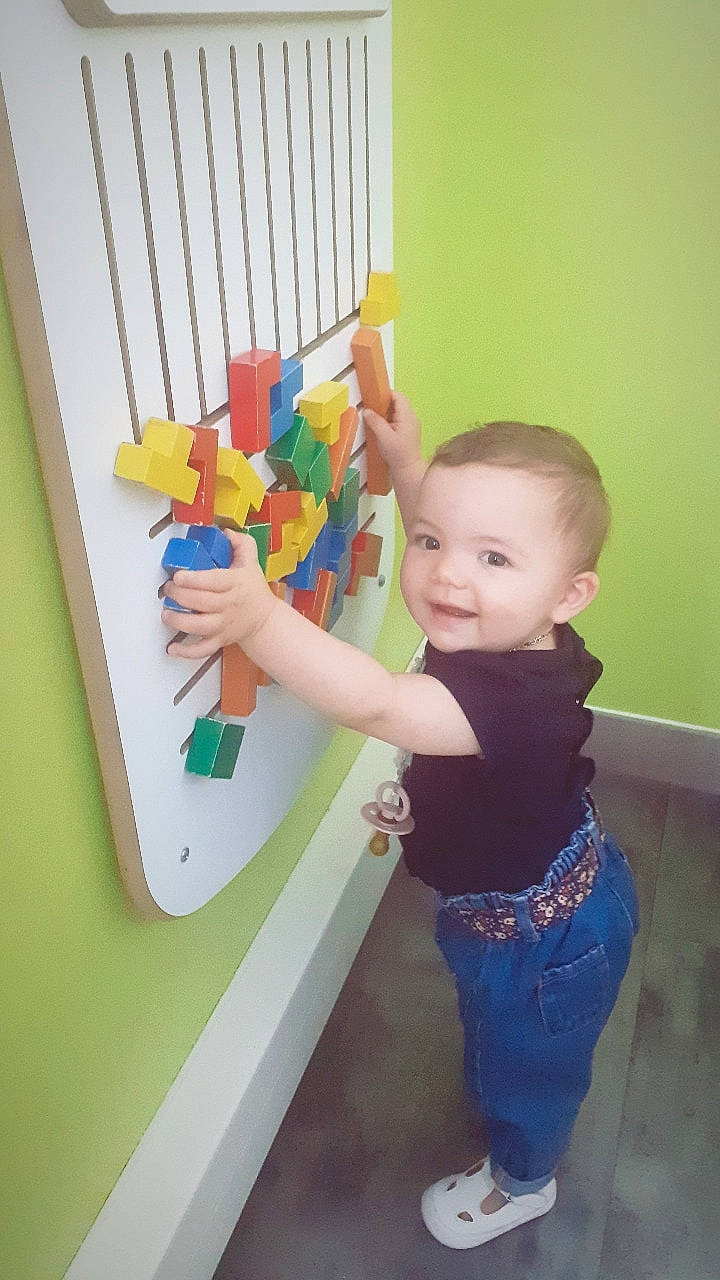 Camélia a rejoint le concours — aidez-le/la à gagner de superbes lots ! baby, baby_playing_with_toys, baby_toddler_clothing, child, finger, fun, happy, joy, leisure, paint, pattern, person, plastic, play, room, sleeve, smile, t_shirt, toddler, toy