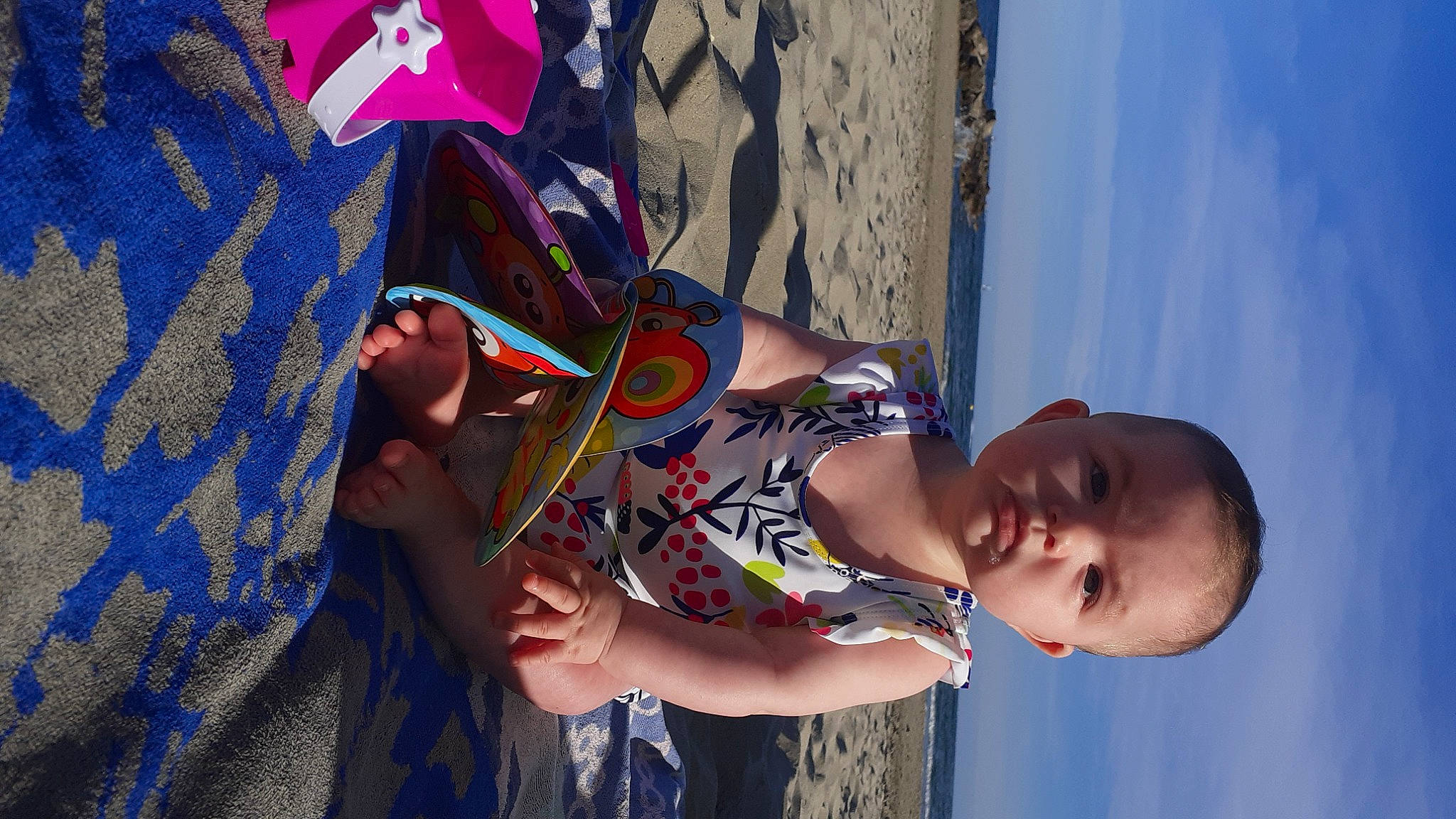 Camélia a rejoint le concours — aidez-le/la à gagner de superbes lots ! arm, azure, beach, blue, child, dress, electric_blue, eyewear, fun, happy, human, leisure, pattern, person, recreation, sky, summer, sunglasses, sunlight, toddler