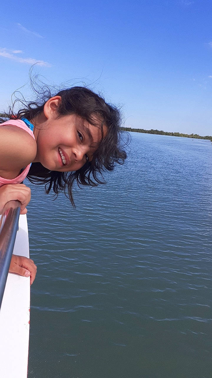 Djoulia a rejoint le concours — aidez-le/la à gagner de superbes lots ! azure, boats_and_boating_equipment_and_supplies, elbow, flash_photography, fun, happy, joy, lake, leisure, ocean, people_in_nature, person, recreation, reflection, reservoir, sky, smile, sunlight, toddler, travel