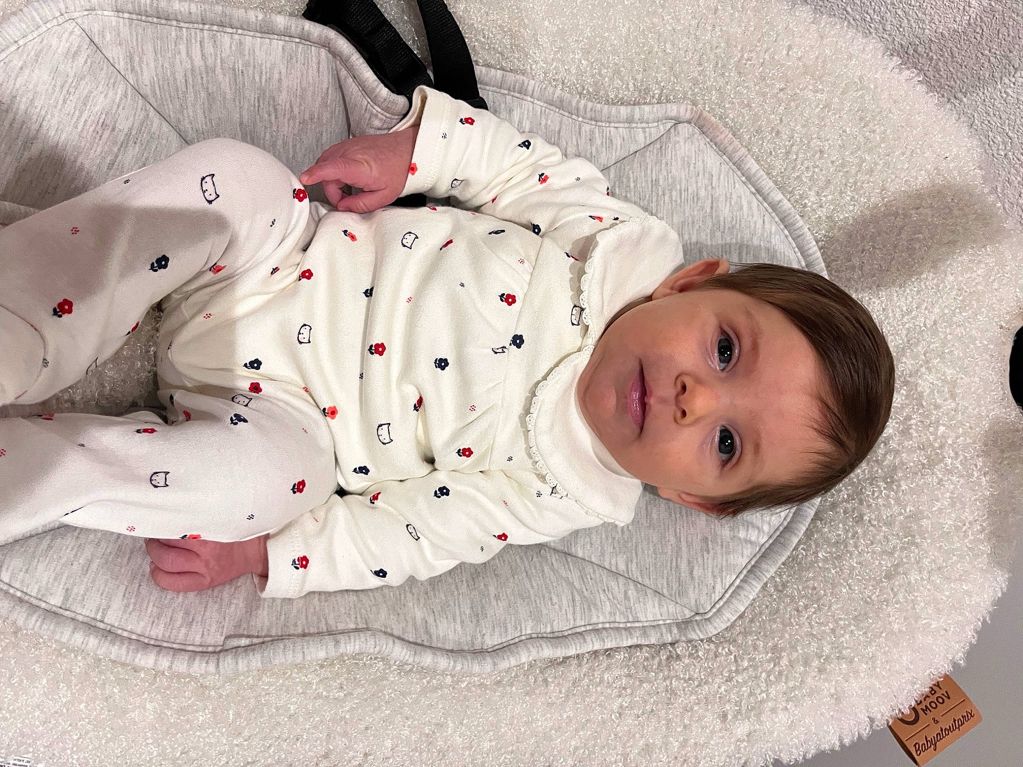 Charlize a rejoint le concours — aidez-le/la à gagner de superbes lots ! baby, baby_products, baby_safety, baby_sleeping, baby_toddler_clothing, bedding, carmine, child, comfort, linens, pattern, person, room, sleeve, smile, toddler