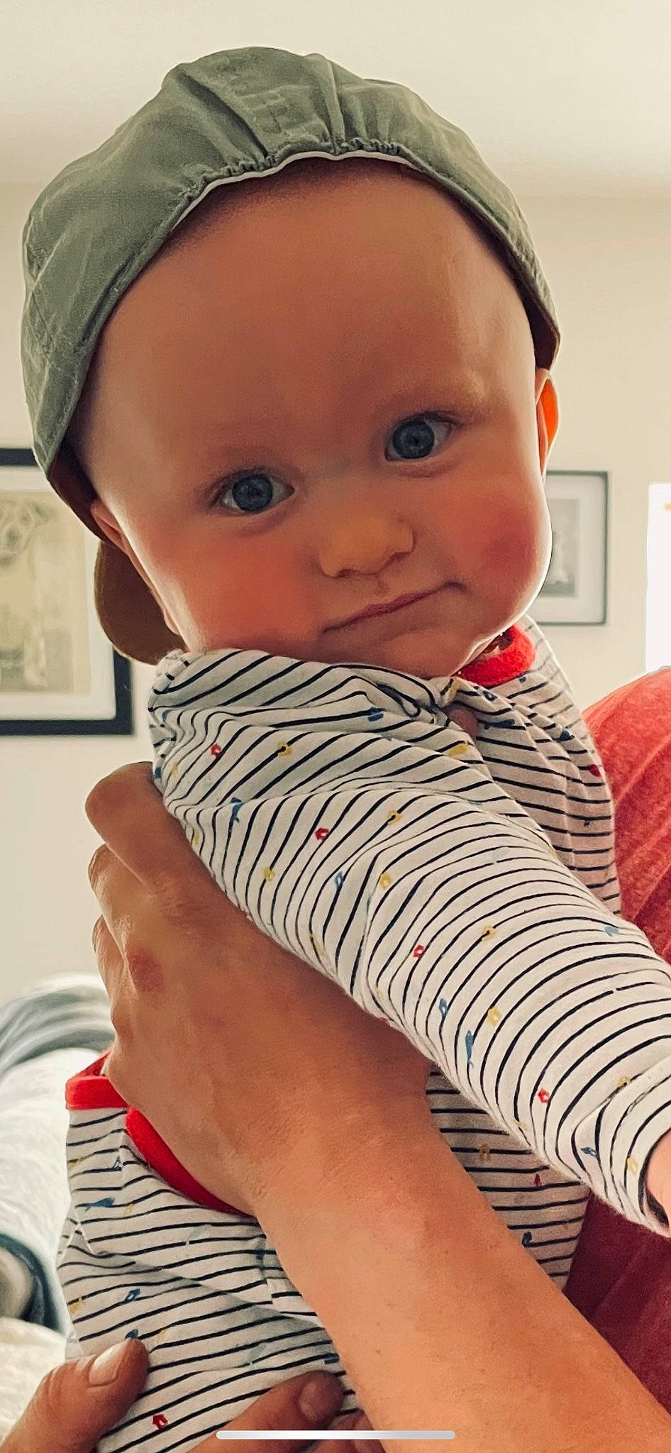 Loris participe au concours pour gagner de l'argent avec cette photo : baby, baby_toddler_clothing, cheek, collar, comfort, elbow, eyelash, finger, happy, human_body, iris, lip, neck, nose, pattern, person, picture_frame, skin, sleeve, thumb