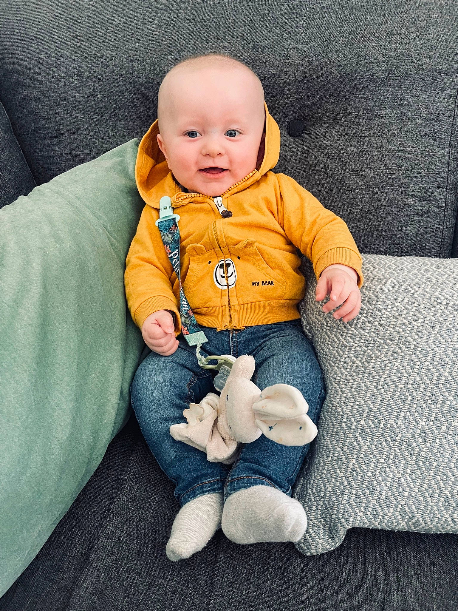 Loris participe au concours pour gagner de l'argent avec cette photo : arm, baby, baby_products, baby_toddler_clothing, cheek, child, comfort, eye, face, hand, happy, head, human_body, lap, linens, person, sitting, sleeve, smile, stuffed_toy