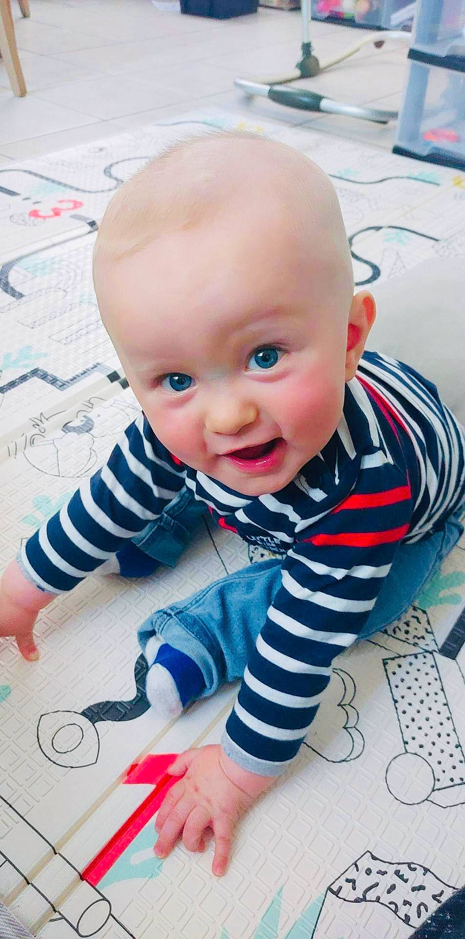 Loris participe au concours pour gagner de l'argent avec cette photo : baby, baby_crawling, baby_toddler_clothing, cheek, child, crawling, facial_expression, finger, floor, flooring, fun, happy, human_body, mouth, pattern, person, skin, sleeve, smile, toddler
