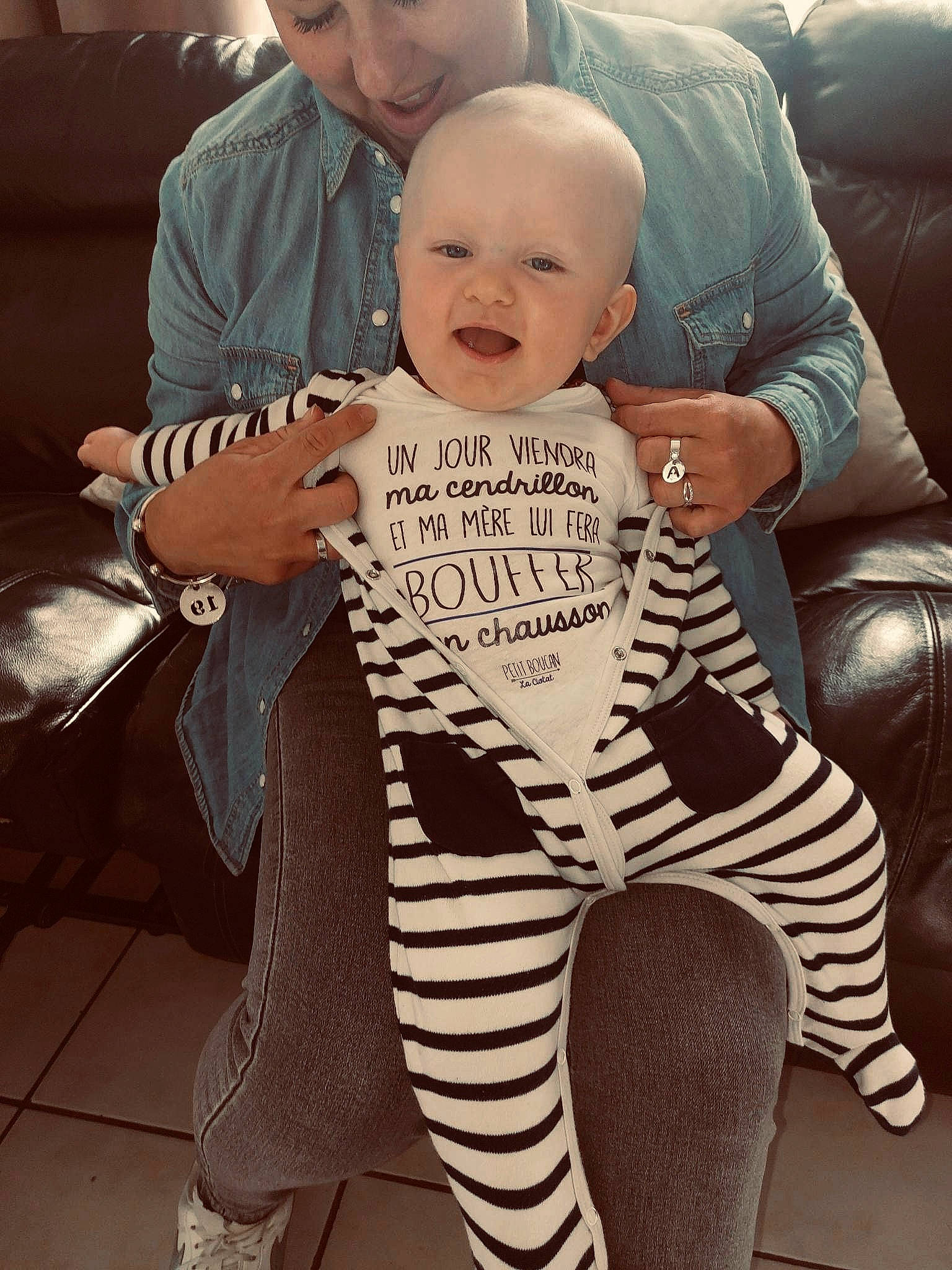 Loris participe au concours pour gagner de l'argent avec cette photo : baby, cool, finger, hairstyle, happy, human_leg, jewellery, joint, knee, outerwear, person, shoulder, sitting, sleeve, smile, sportswear, style, t_shirt, thigh, toddler