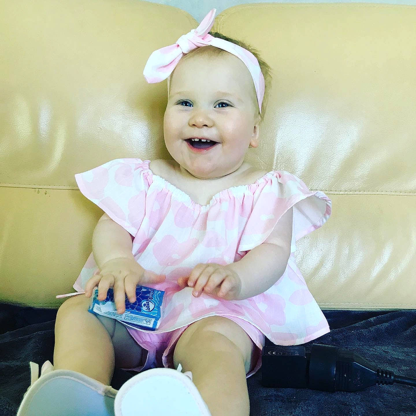 Mady a rejoint le concours — aidez-le/la à gagner de superbes lots ! baby, baby_toddler_clothing, cheek, eye, face, fashion_accessory, flash_photography, happy, head, headband, headpiece, iris, jewellery, joy, person, pink, purple, skin, sleeve, smile