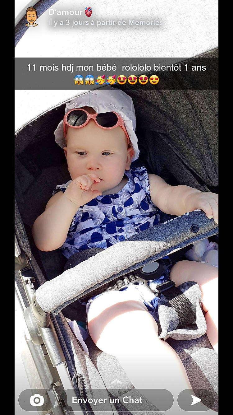 Mady participe au concours pour gagner de l'argent avec cette photo : auto_part, baby, baby_carriage, baby_products, baby_safety, baby_toddler_clothing, car_seat, comfort, electric_blue, eyewear, font, glasses, goggles, headwear, person, personal_protective_equipment, product, sitting, sunglasses, thigh