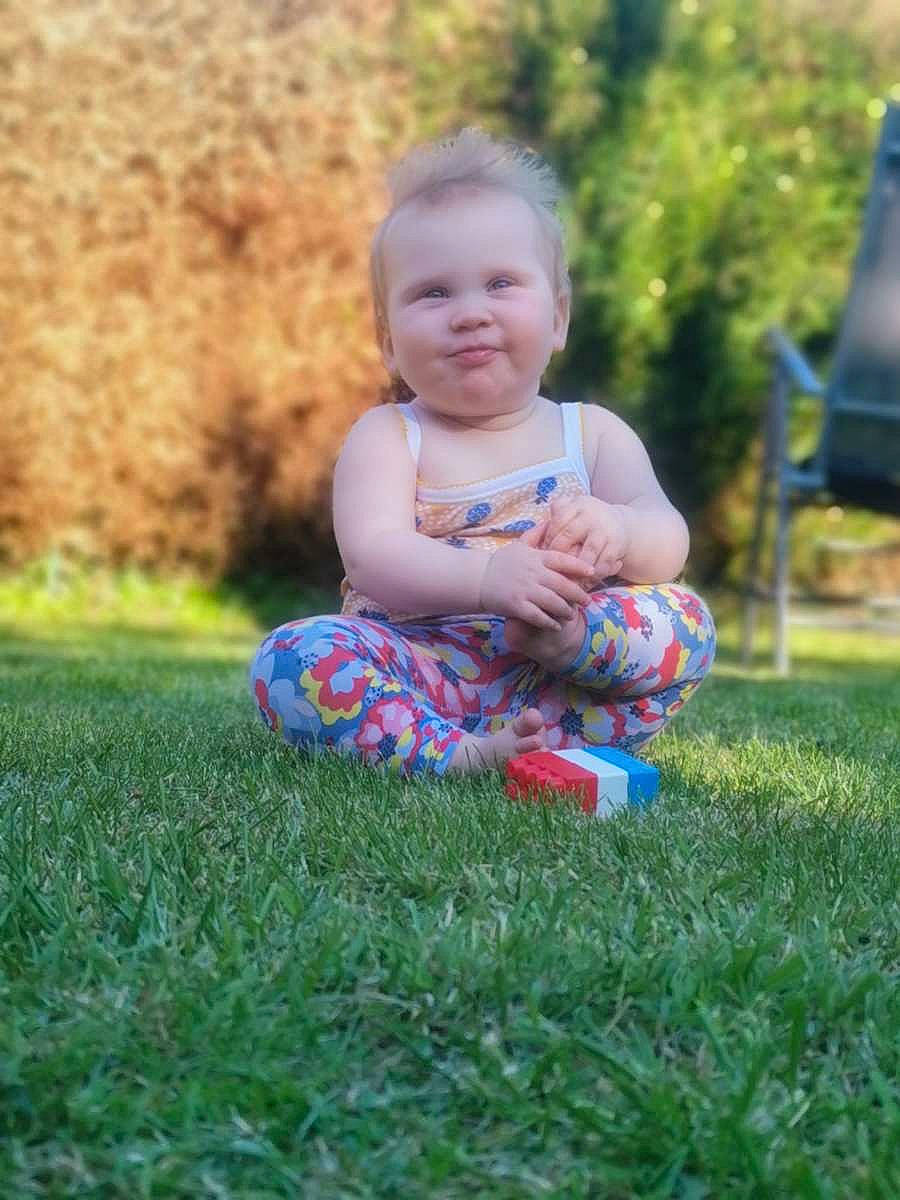 Mady participe au concours pour gagner de l'argent avec cette photo : baby, baby_toddler_clothing, ball, child, clothing, finger, grass, happy, joy, leaf, leisure, people, people_in_nature, person, plant, playing_with_kids, skin, smile, summer, sunlight