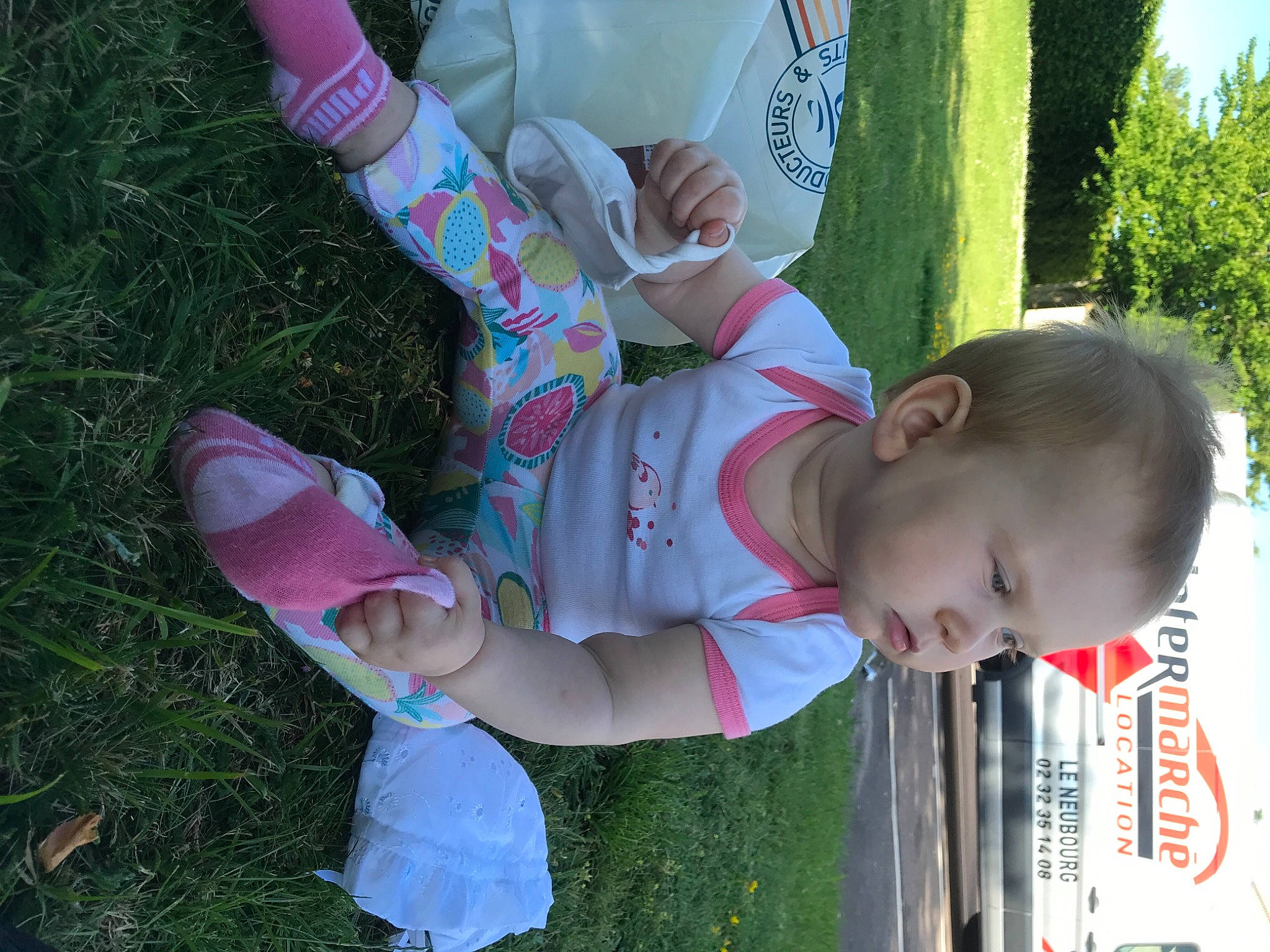 Mady a rejoint le concours — aidez-le/la à gagner de superbes lots ! arm, baby, baby_toddler_clothing, finger, fun, glove, grass, green, hand, happy, leaf, leisure, nail, people_in_nature, person, plant, summer, thumb, toddler, tree