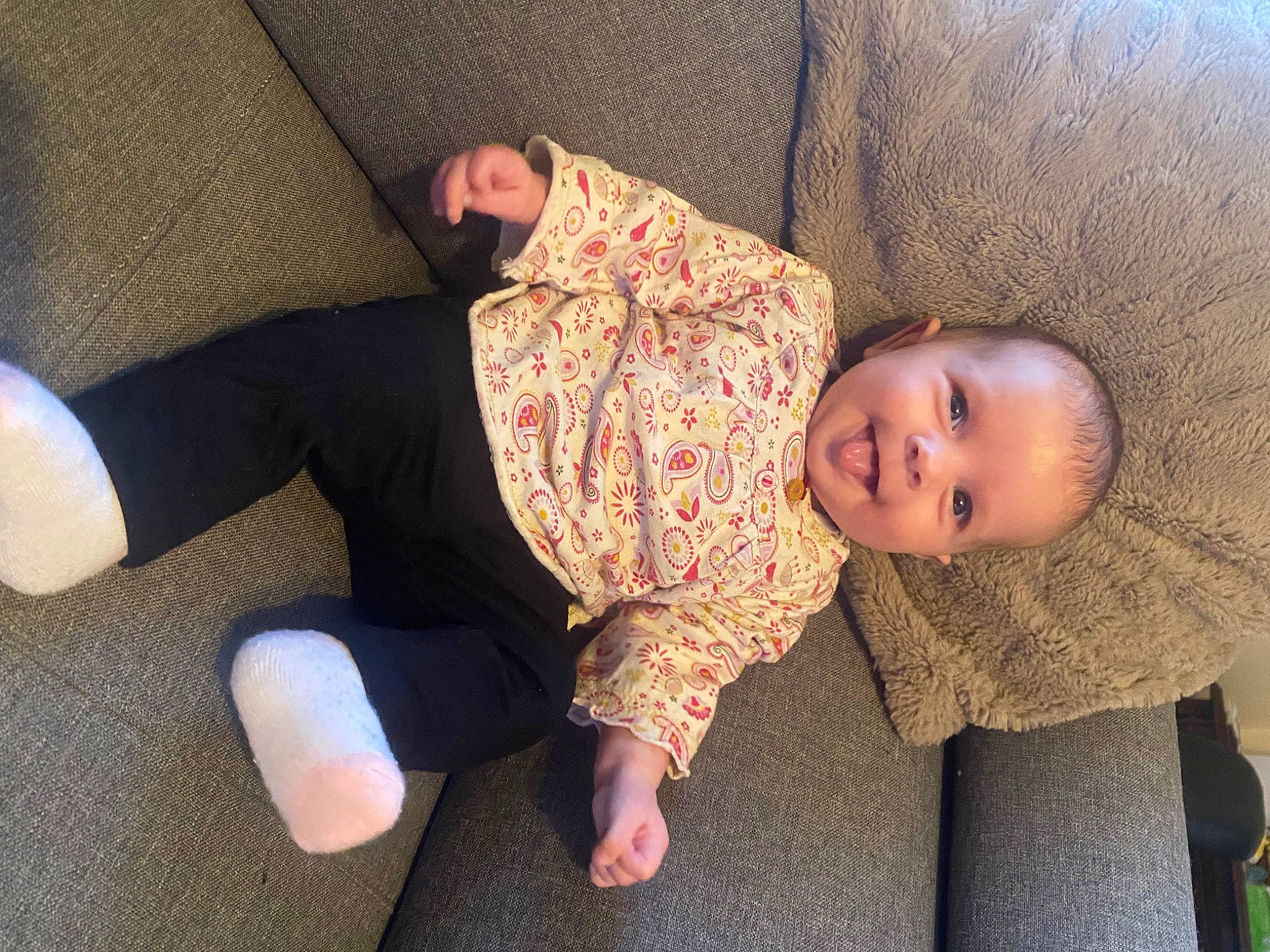 Maddy a rejoint le concours — aidez-le/la à gagner de superbes lots ! baby, baby_toddler_clothing, cheek, child, comfort, finger, floor, flooring, foot, fun, human_leg, knee, leg, person, sitting, skin, sleeve, sock, thigh, toddler