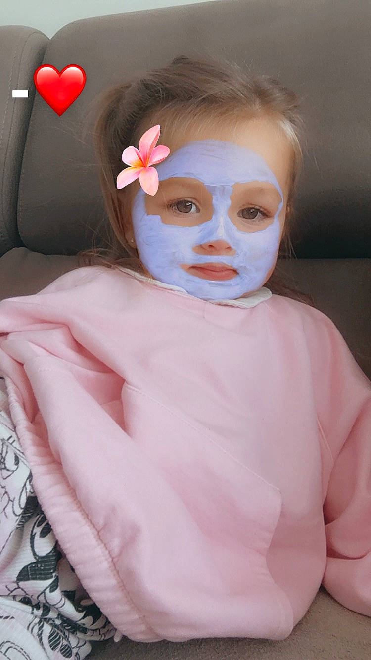 Milla participe au concours pour gagner de l'argent avec cette photo : arm, baby_toddler_clothing, dress, eye, eyelash, hair_accessory, hand, hat, headpiece, human_body, lip, neck, peach, person, petal, pink, shoulder, sleeve, textile, toddler