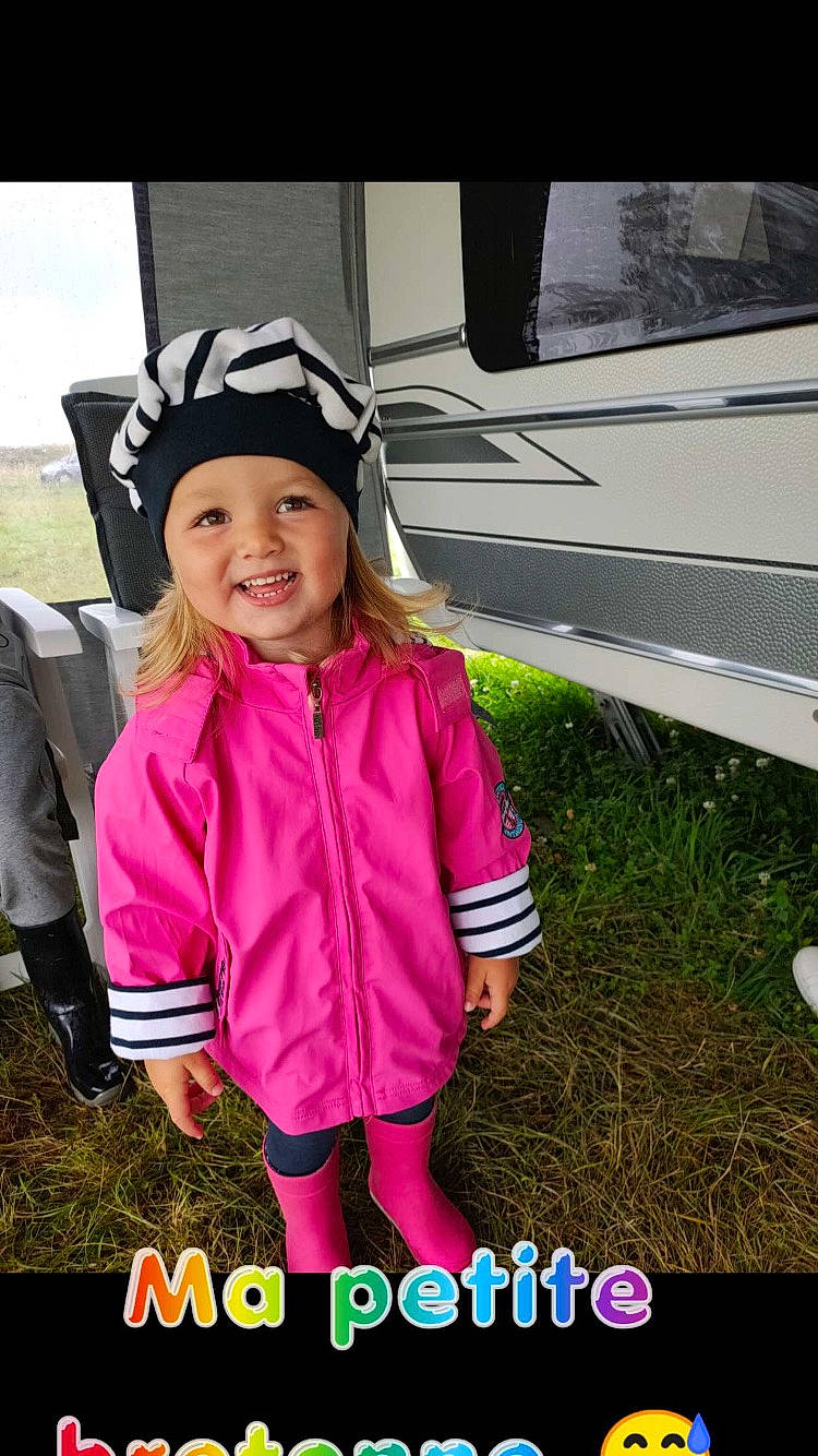 Milla participe au concours pour gagner de l'argent avec cette photo : baby_toddler_clothing, baseball_cap, cap, child, fashion_accessory, fun, grass, happy, headwear, joy, leisure, magenta, pattern, people_in_nature, person, photo_caption, pink, play, recreation, sleeve