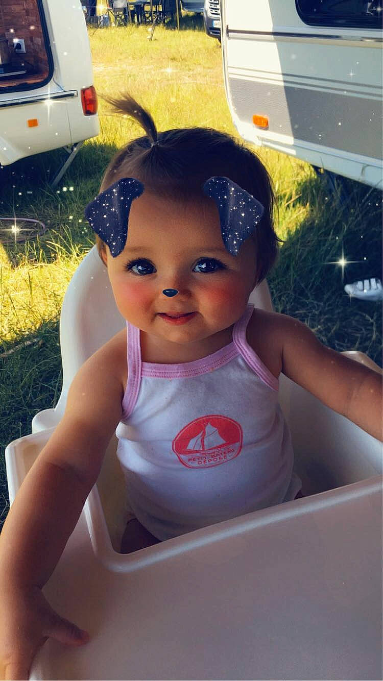 Milla a rejoint le concours — aidez-le/la à gagner de superbes lots ! black_hair, chest, child, doll, eyebrow, eyelash, fun, happy, leisure, lip, person, pink, plant, sitting, summer, t_shirt, toddler, toy, vehicle_door, white