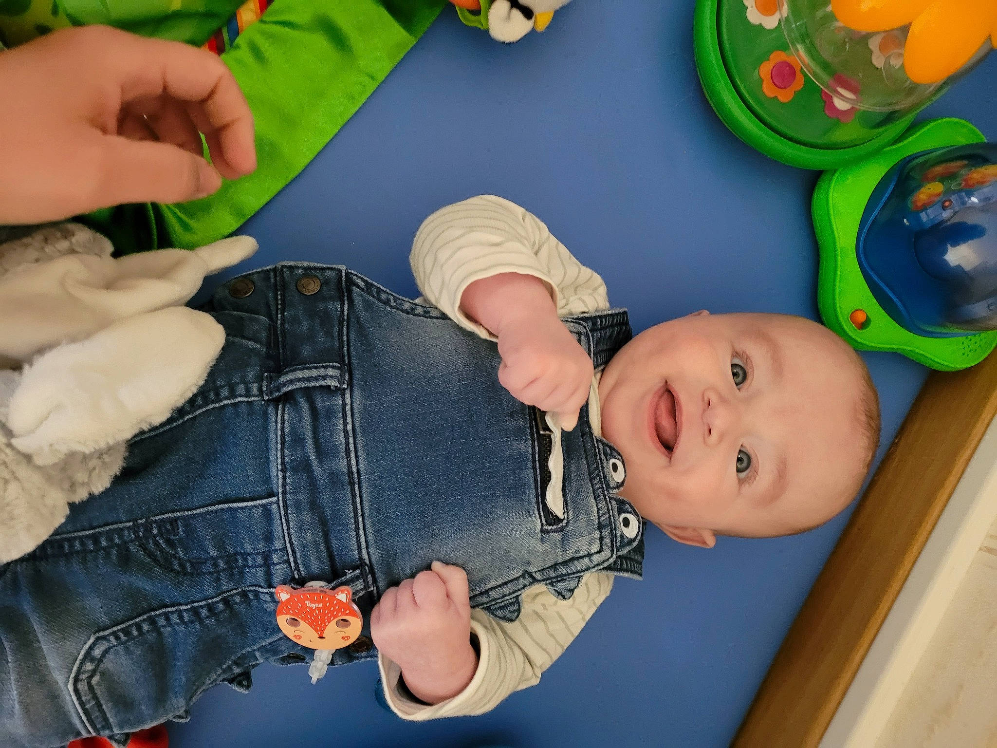 Maylone participe au concours pour gagner de l'argent avec cette photo : baby, baby_products, baby_toddler_clothing, baby_toys, child, denim, finger, gesture, green, hand, nail, person, product, room, sharing, sleeve, smile, textile, thumb, toddler