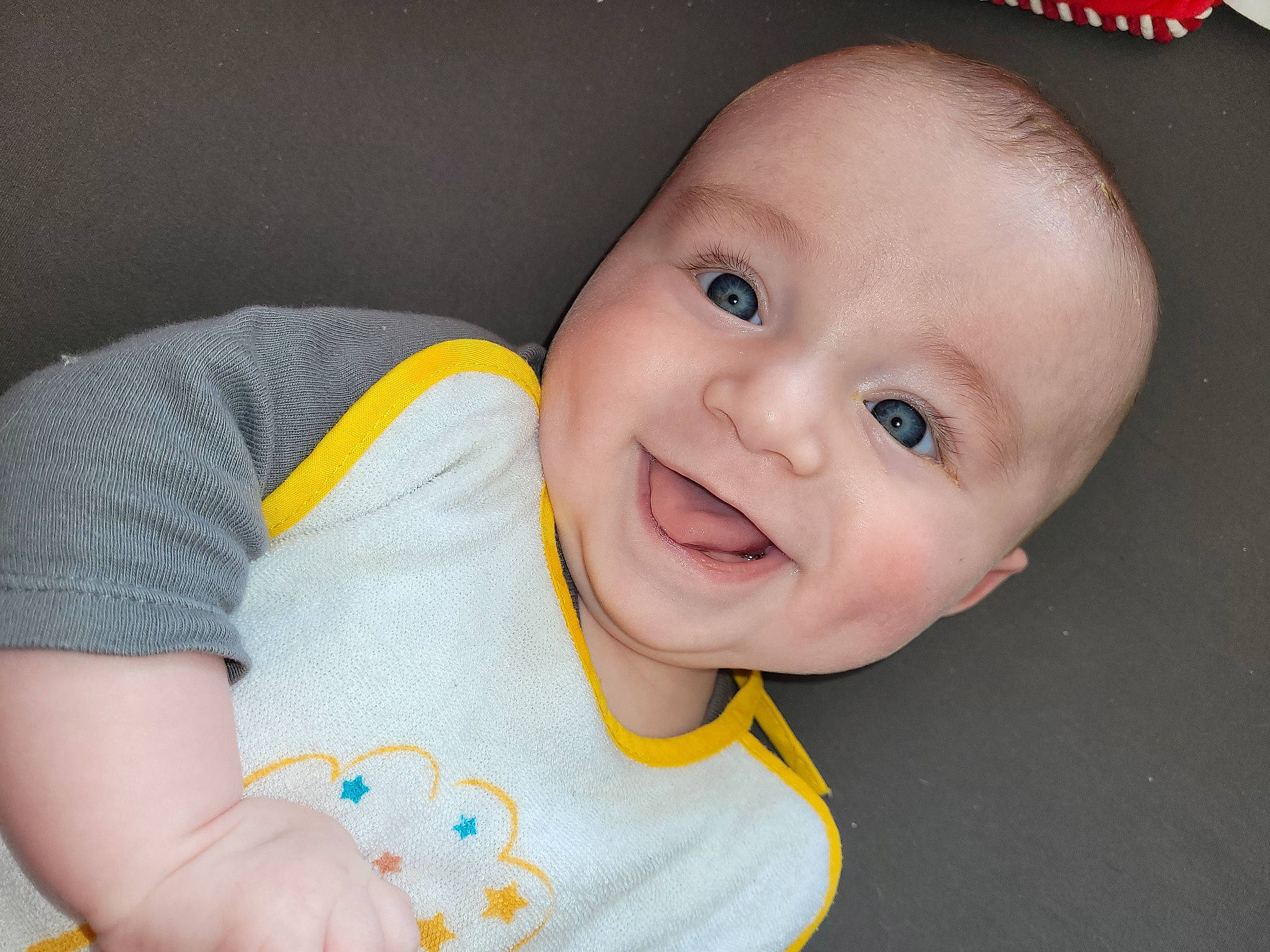 Maylone a rejoint le concours — aidez-le/la à gagner de superbes lots ! baby, baby_products, baby_toddler_clothing, cheek, ear, eye, eyebrow, eyelash, finger, hair, happy, human_body, iris, lip, mouth, nose, person, skin, sleeve, smile