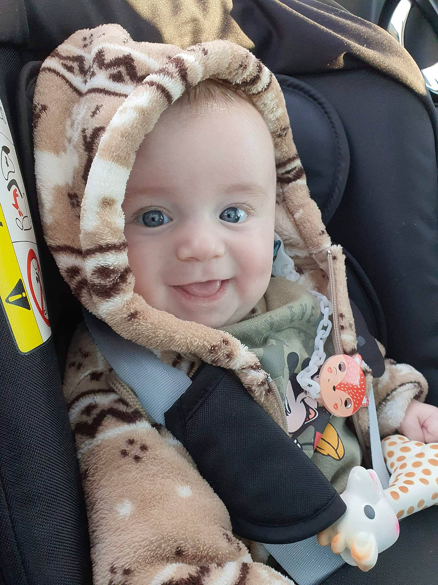 Maylone a rejoint le concours — aidez-le/la à gagner de superbes lots ! baby, baby_carriage, baby_in_car_seat, baby_safety, baby_toddler_clothing, car_seat, cheek, child, comfort, face, facial_expression, head, linens, outerwear, person, product, skin, sleeve, smile, textile