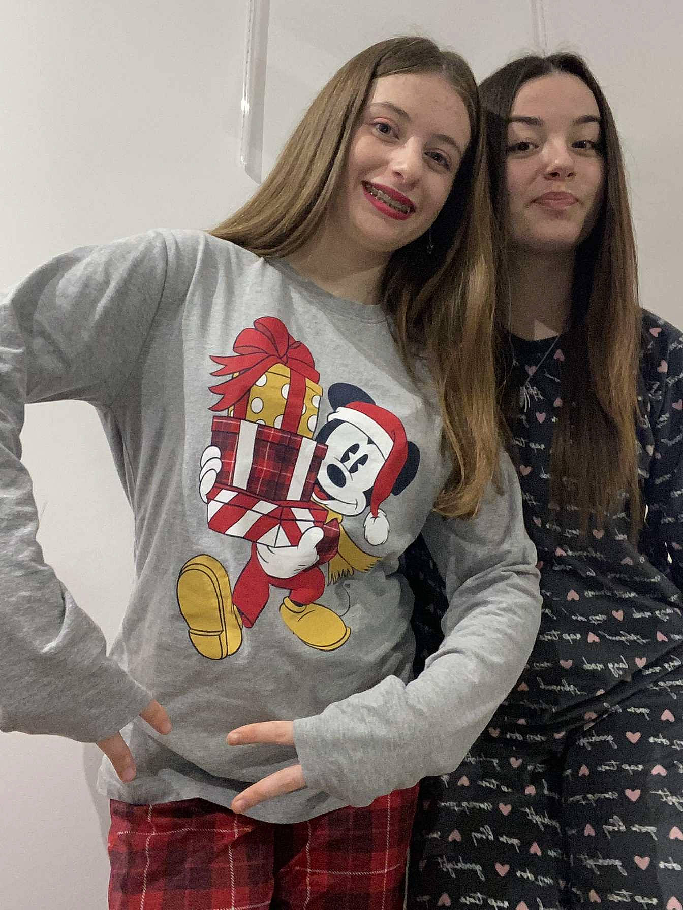 Clémence participe au concours pour gagner de l'argent avec cette photo : active_shirt, belt, carmine, clothing, cool, denim, event, fashion_design, fun, gesture, happy, jersey, joy, pattern, person, plaid, sleeve, smile, sportswear, t_shirt