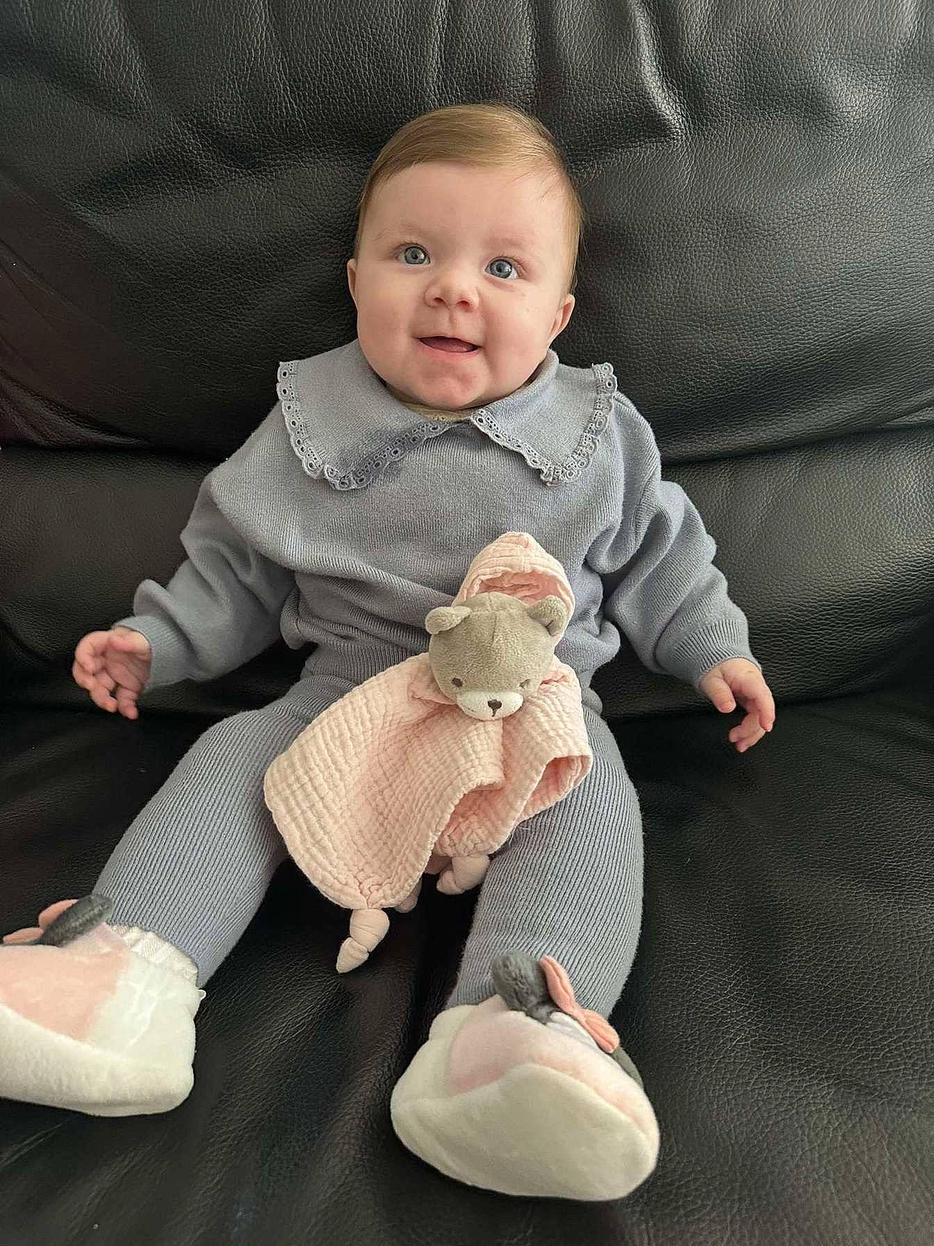 Garance a rejoint le concours — aidez-le/la à gagner de superbes lots ! arm, baby, baby_toddler_clothing, comfort, finger, foot, gesture, human_body, joint, knee, lap, outerwear, person, skin, sleeve, smile, sock, textile, thumb, toddler