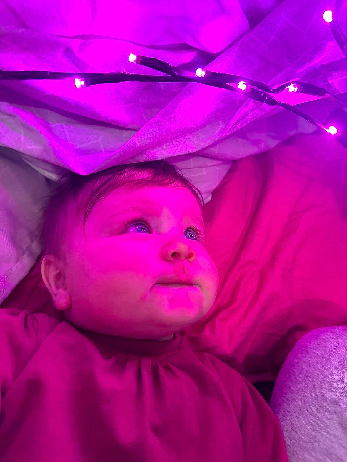 Garance a rejoint le concours — aidez-le/la à gagner de superbes lots ! baby, child, electric_blue, event, fashion_accessory, flash_photography, fun, happy, magenta, pattern, person, pink, purple, room, smile, tints_and_shades, toddler, violet