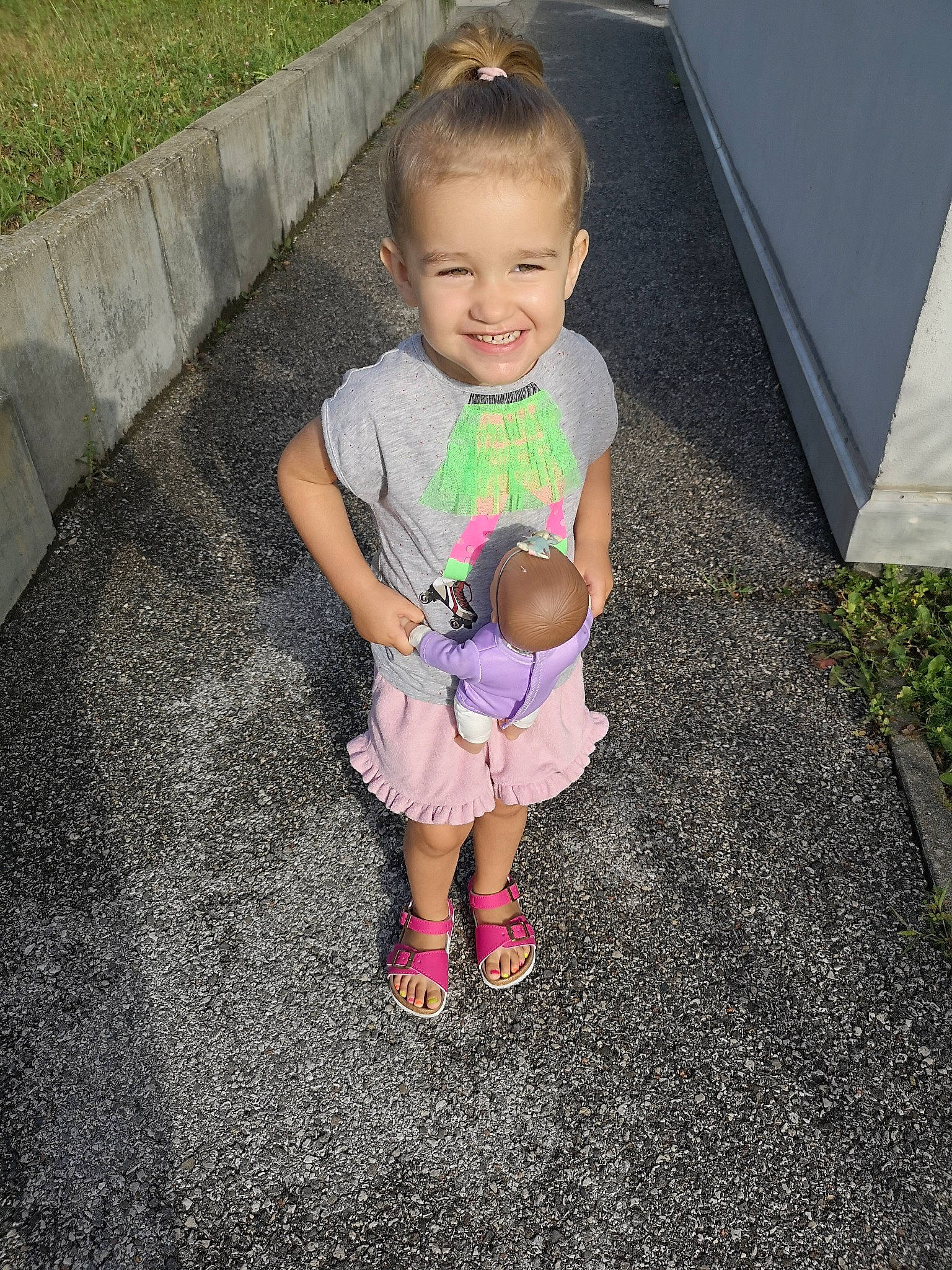 Lyna participe au concours pour gagner de l'argent avec cette photo : asphalt, baby, baby_toddler_clothing, cool, eye, face, facial_expression, gesture, grass, hand, happy, joy, leisure, people_in_nature, person, public_space, road_surface, shorts, skin, smile