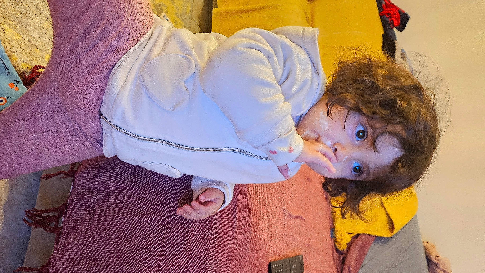 Lila a rejoint le concours — aidez-le/la à gagner de superbes lots ! baby, child, comfort, fun, happy, leisure, linens, orange, person, play, room, sitting, toddler, vacation