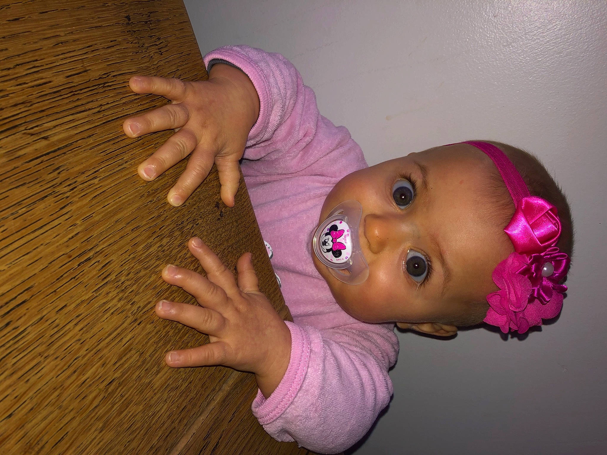 Sherley participe au concours pour gagner de l'argent avec cette photo : arm, baby, cheek, child, finger, fun, hair_accessory, hand, lip, mouth, muscle, nail, person, pink, skin, thumb, toddler