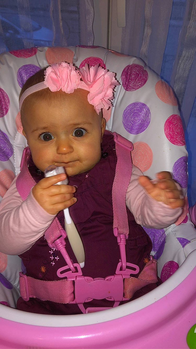 Sherley participe au concours pour gagner de l'argent avec cette photo : baby, baby_products, cheek, child, eye, hair_accessory, person, pink, product, toddler, violet