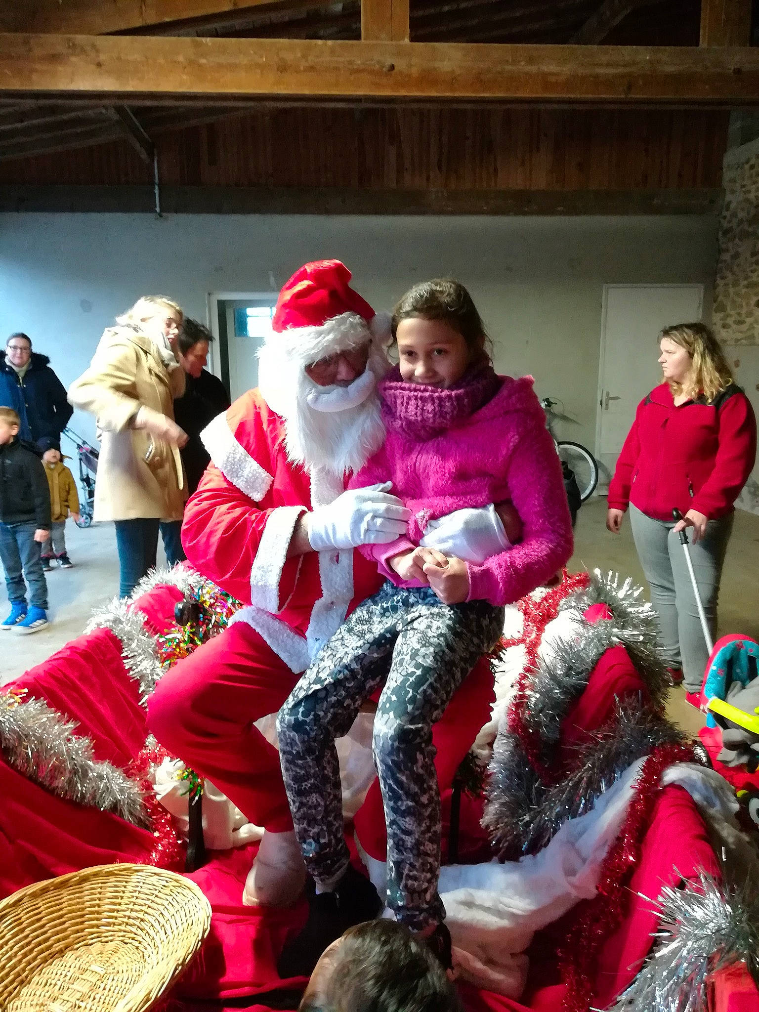 Taina a rejoint le concours — aidez-le/la à gagner de superbes lots ! christmas, christmas_decoration, event, festival, fun, holiday, joy, person, tradition