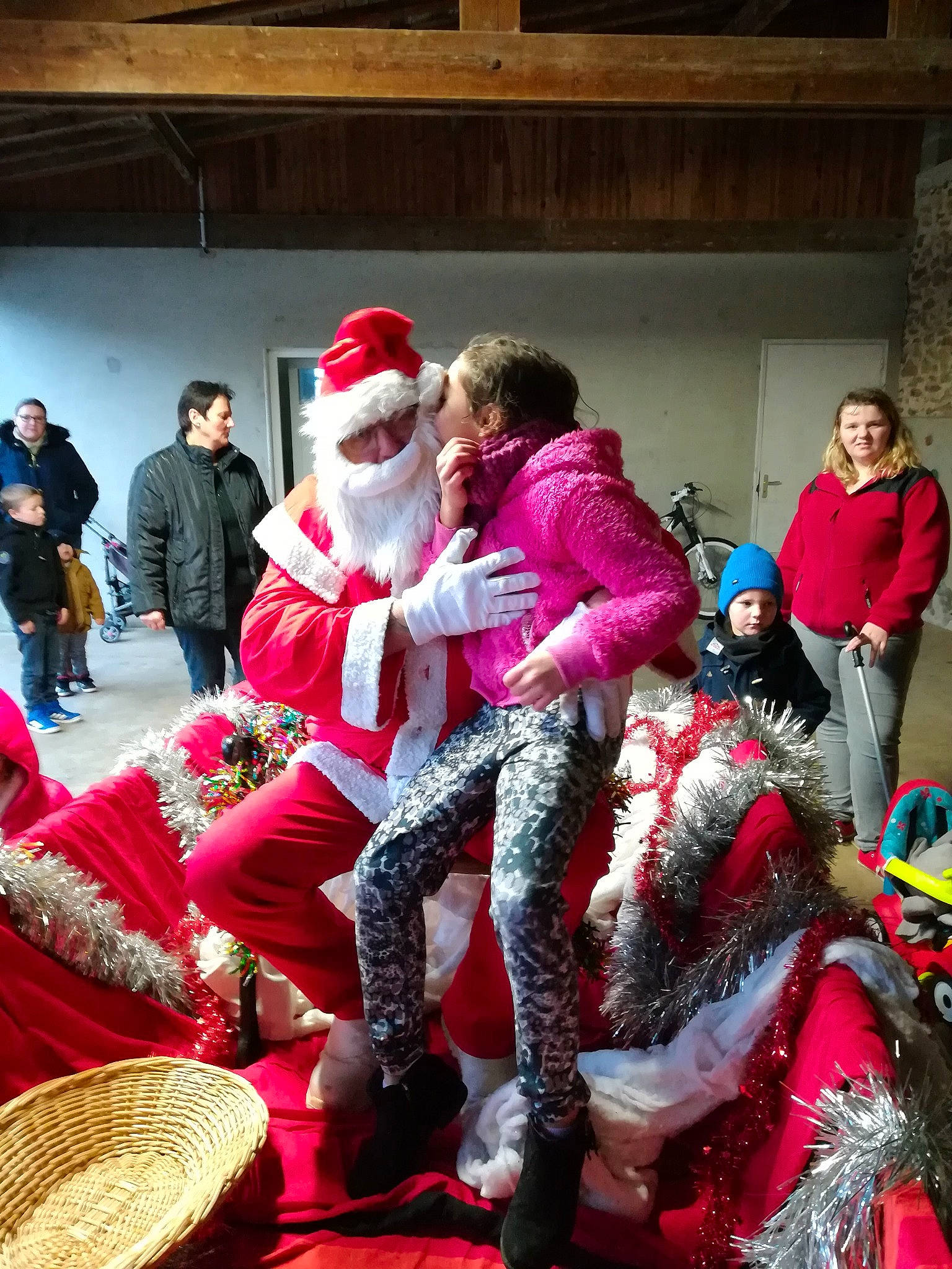 Taina participe au concours pour gagner de l'argent avec cette photo : christmas, costume, event, festival, fete, fun, girl, holiday, joy, person, recreation, santa_claus, tradition