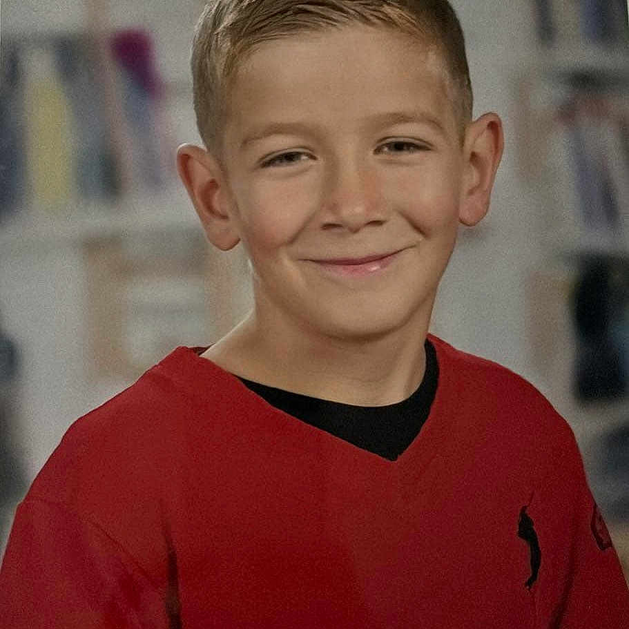 Leo participe au concours pour gagner de l'argent avec cette photo : blonde, bodypart, boy, brownhair, child, crewcut, dimples, face, hair, happy, head, male, neck, person, photography, pixiecut, portrait, smile